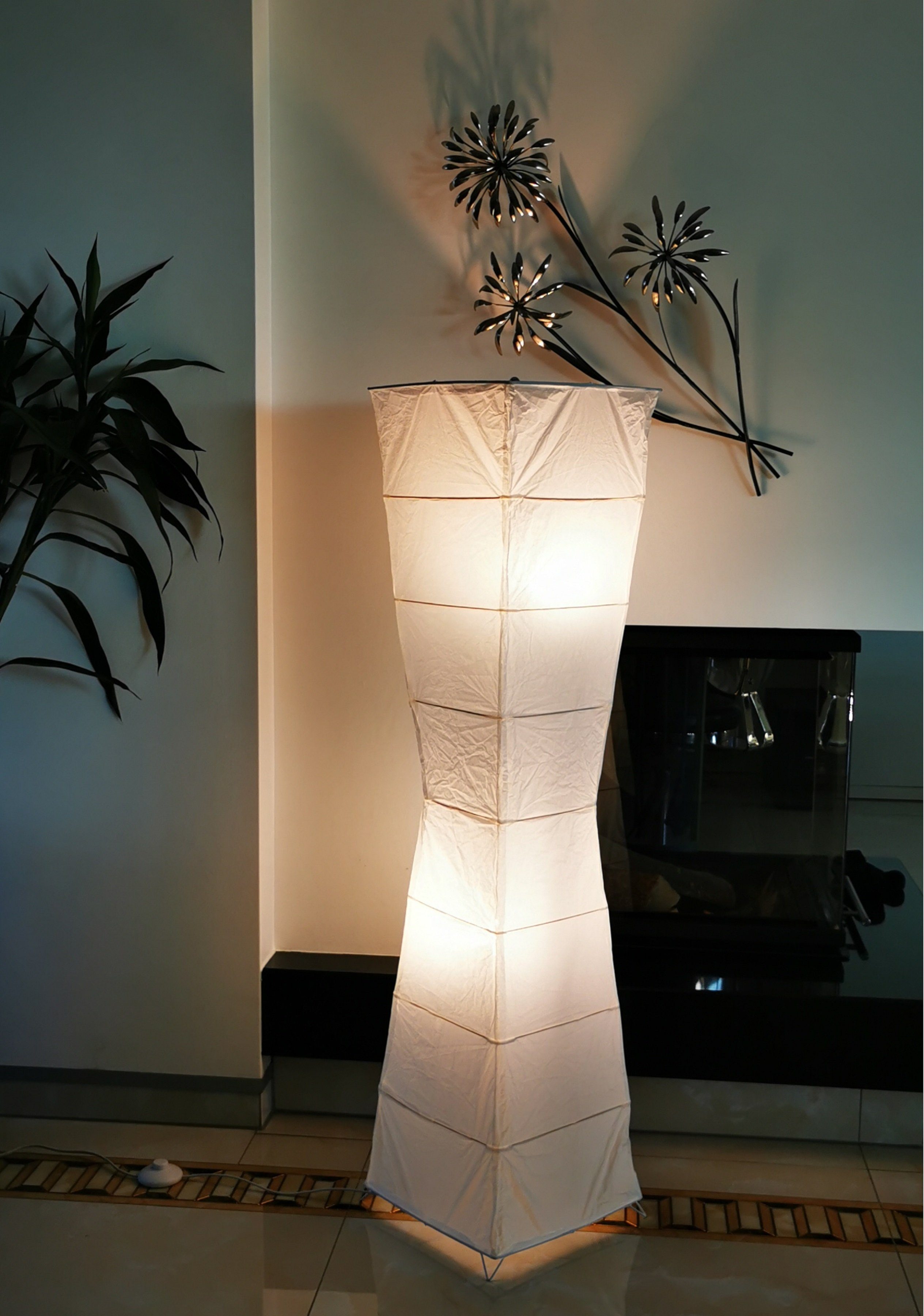 Papierlampe weiß mit dunklen Streifen, mit Holzstandfuß, ø 25,5 cm, E
