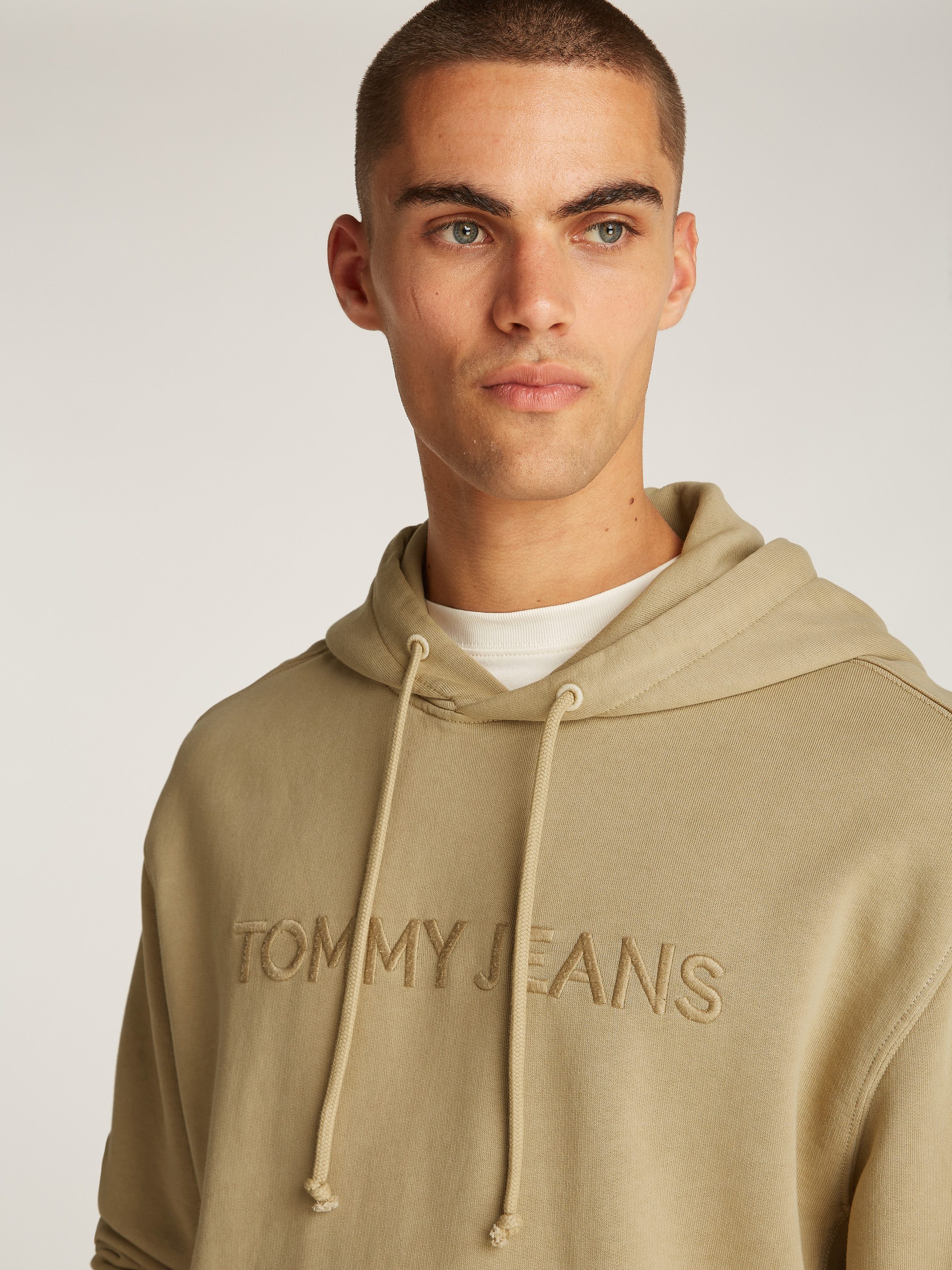 Tommy Jeans Hoodie TJM RLX TJ LABEL HOODIE mit großer Logostickerei