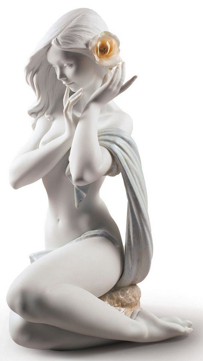 Dekofigur Casa Padrino Luxus Porzellan Skulptur Frau im Mondschein Mattweiß 25 x H. 48 cm - Handgefertigte Luxus Deko Figur - Limitierte Ausgabe