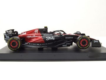 Bburago Modellauto Alfa Romeo C43 Formel 1 2023 #24 Zhou mit Figur Modellauto 1:43 Bburag, Maßstab 1:43