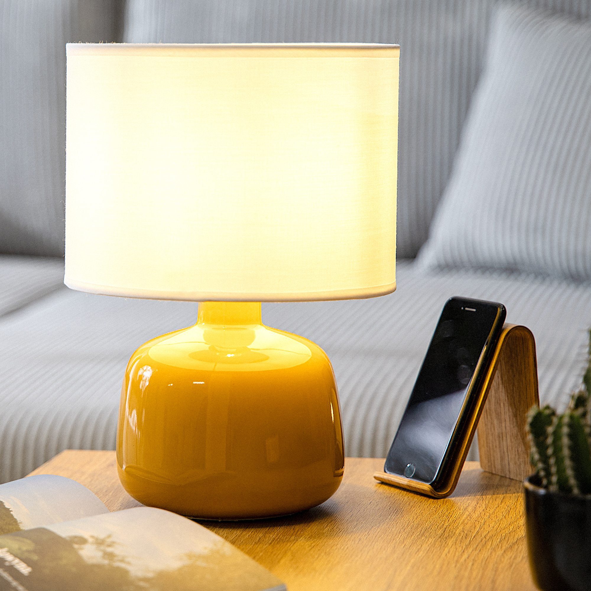 Konsimo Tischleuchte STIVUS Tischlampe Tischleuchte, ohne Leuchtmittel, Passt zu jedem Dekor, Keramiksockel gelb