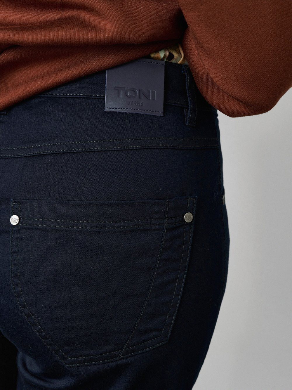 TONI Relaxhose Honey aus farbechtem Baumwollstretch – Bild 4 von 5