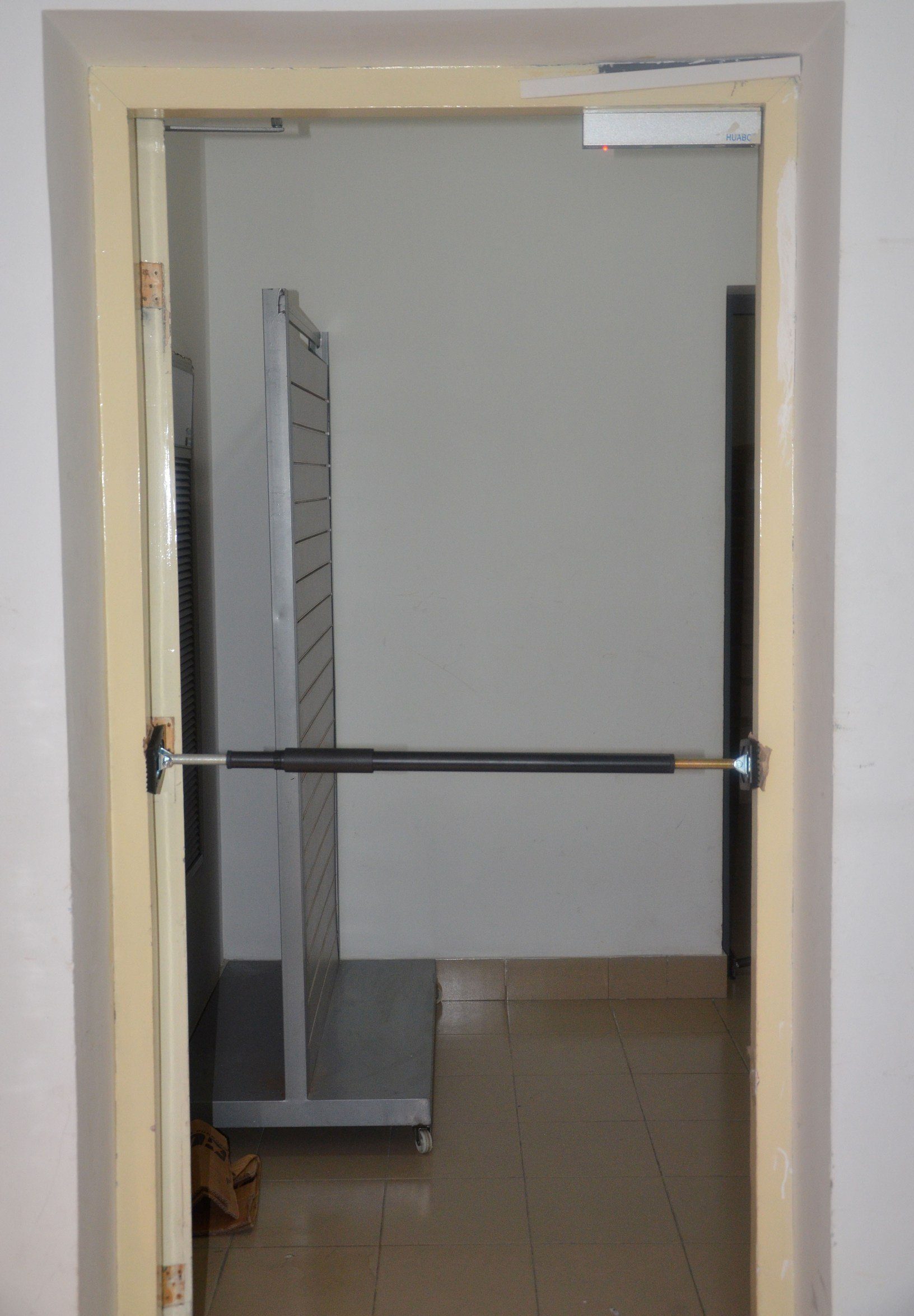 Kraft Werkzeuge Schraubzwinge Türzargenzwinge Schraubzwinge mit Drehvorrichtung bis 30kg, (1 Stück), Soft-Handgriff