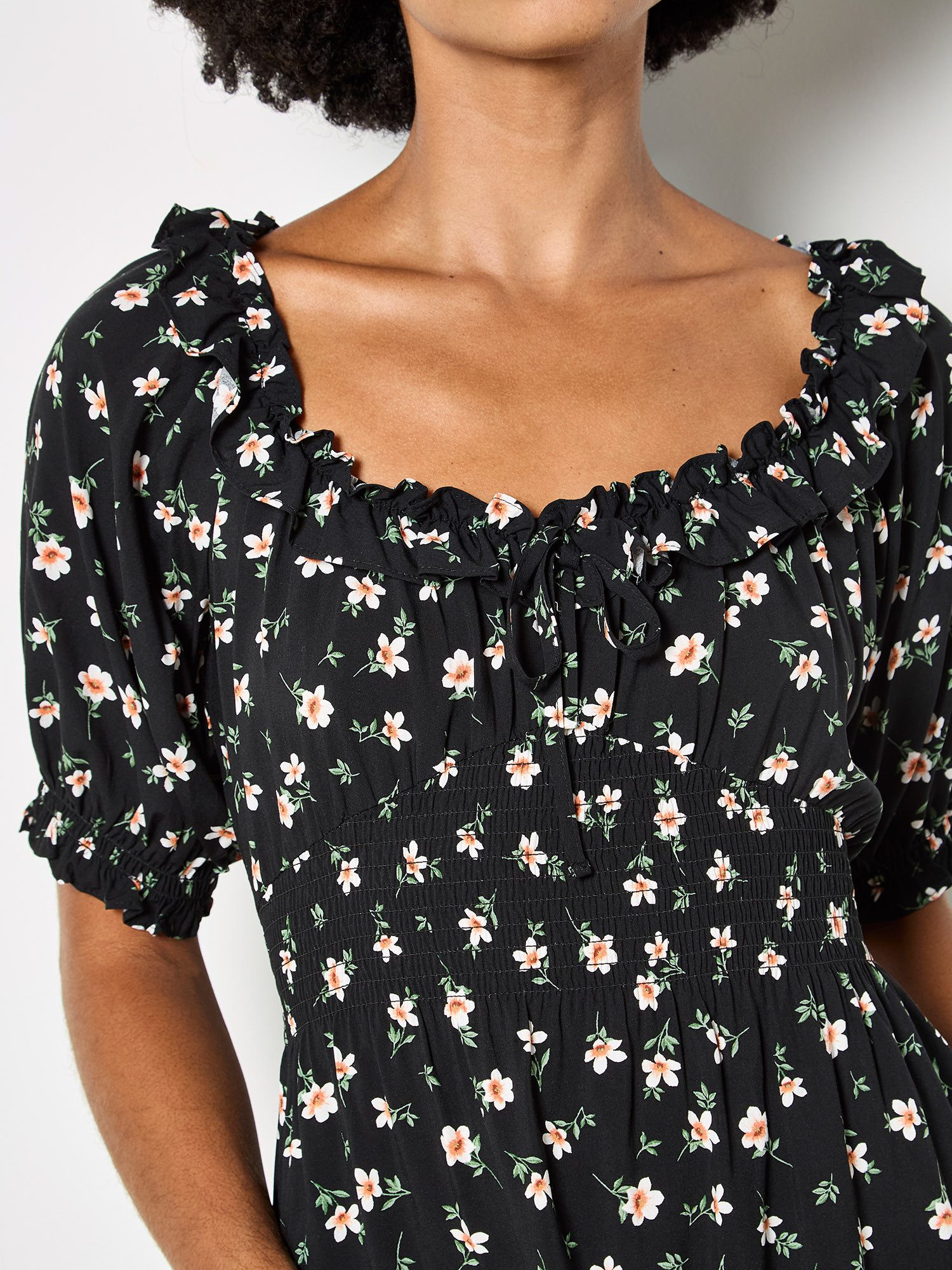 Apricot Minikleid Mini-Kleid im Milchmädchen-Stil mit Blumenrüschen