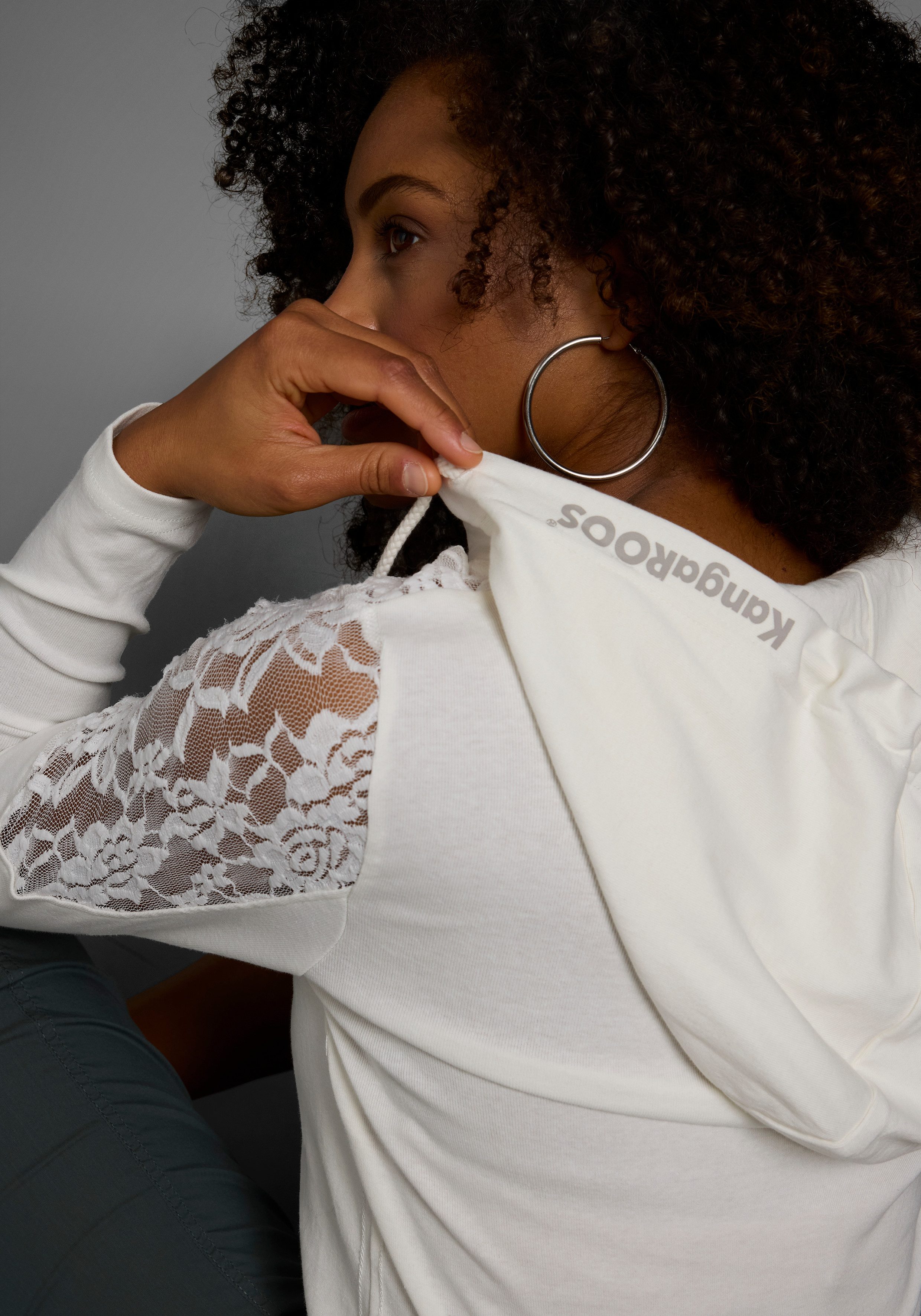 KangaROOS Kapuzenshirt Langarm, figurbetonter Schnitt, mit Spitze und Print, aus Baumwolle