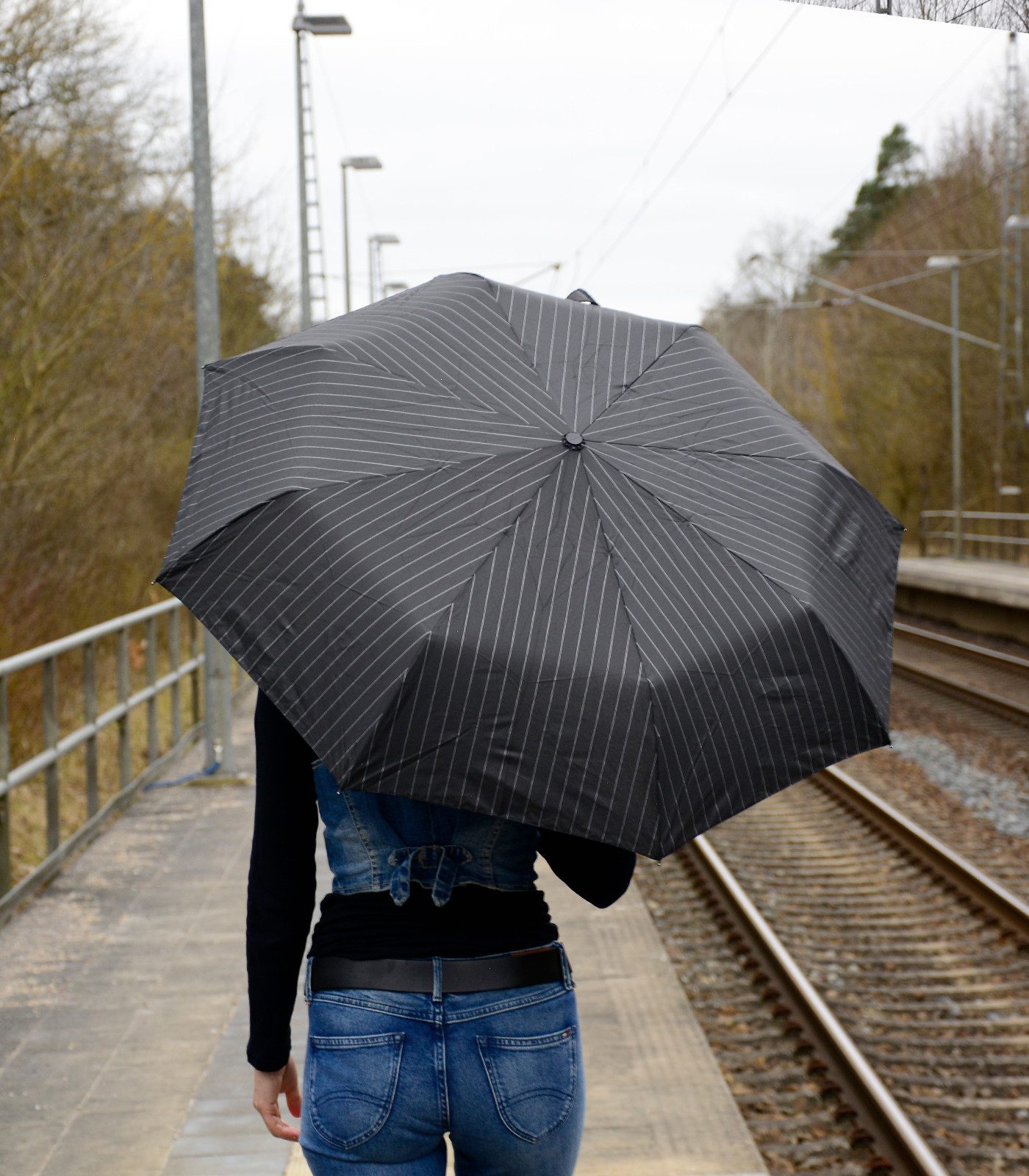 iX-brella Taschenregenschirm First Class Design - mit Auf-Zu-Automatik, mit Nadelstreifen oder klassischem Karo-Muster