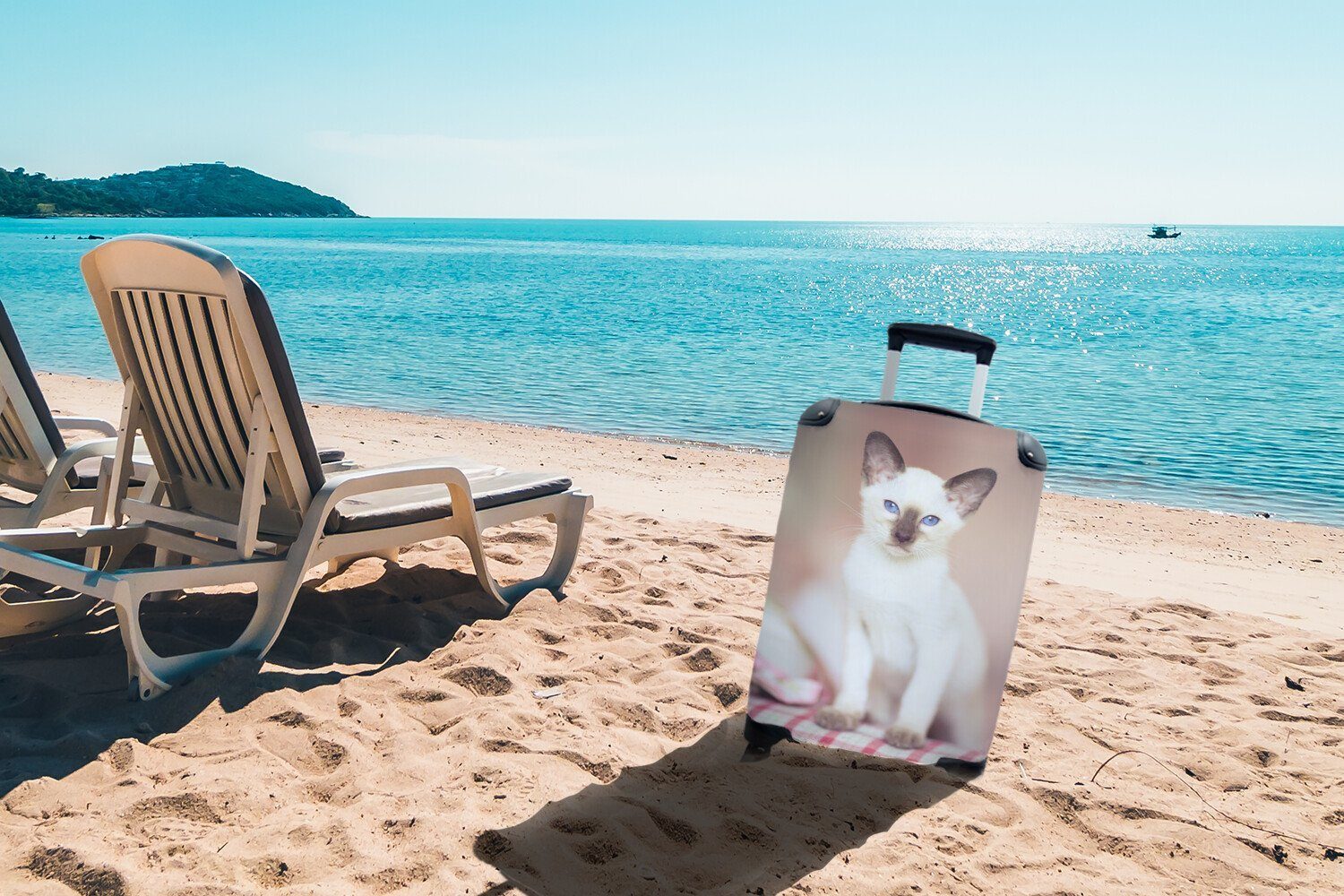 MuchoWow Handgepäckkoffer Weiße Siamkatze auf mit Trolley, Tischtuch, rollen, 4 einem Handgepäck Rollen, Ferien, für Reisetasche Reisekoffer