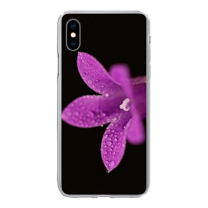 MuchoWow Handyhülle Eine Nahaufnahme einer lila Lilie auf schwarzem Hintergrund Handyhülle Apple iPhone Xs Max Smartphone-Bumper Print Handy