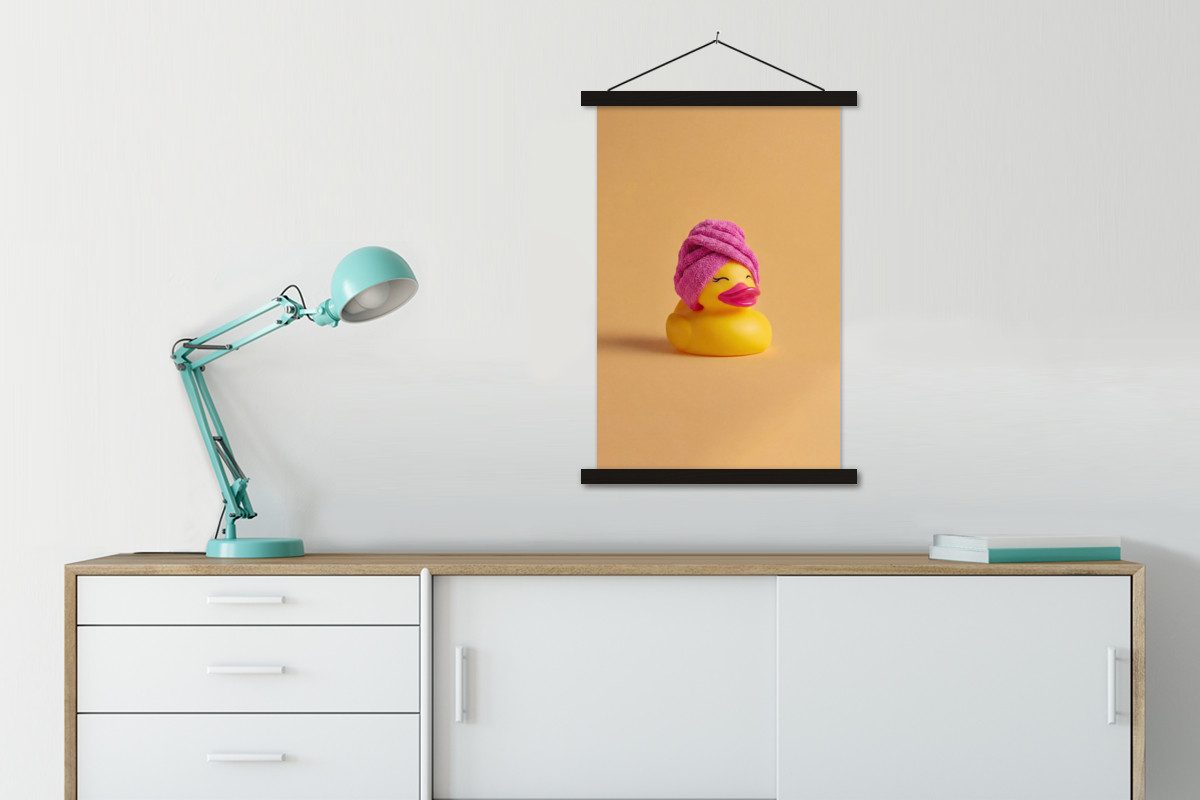 MuchoWow Poster Gummi-Ente - Handtuch - Farbenfroh, (1 St), Bilderleiste, Bilderrahmen, Magnet Rahmen, Holz, 60x90 cm