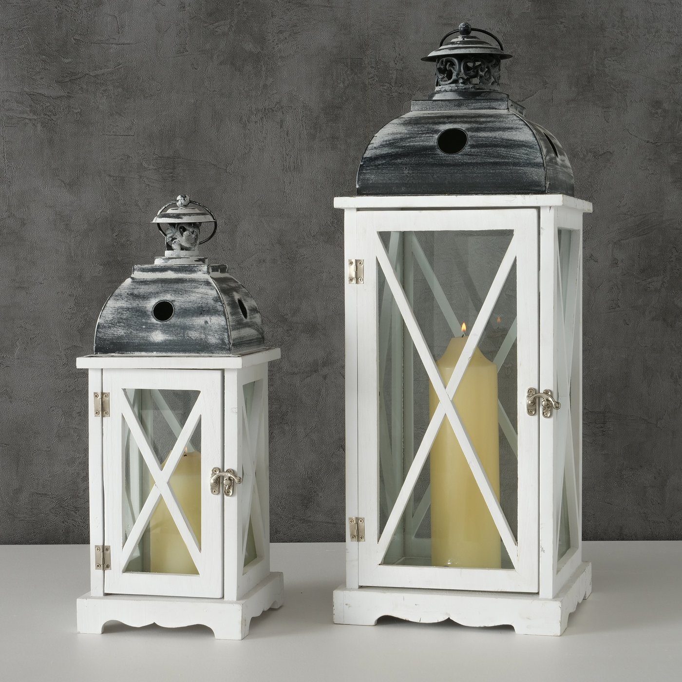 BOLTZE Kerzenlaterne "Tudor" 2er Set aus Holz/Metall/Glas in weiß/grau (2 St)