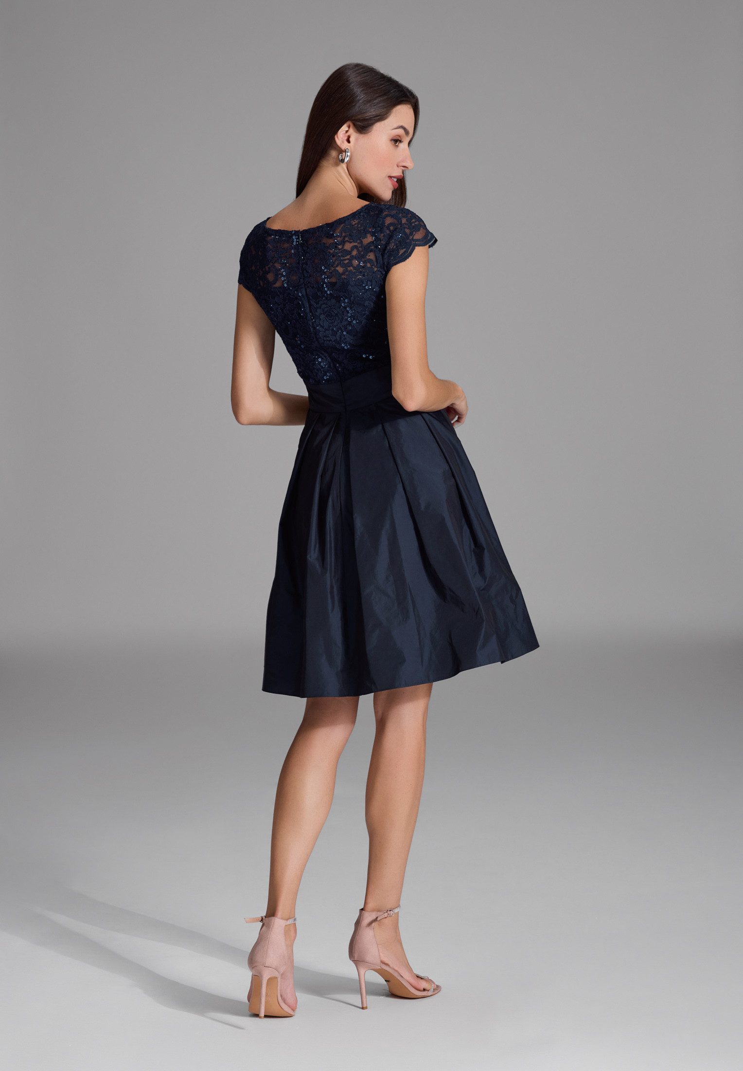 SWING Cocktailkleid Taillierter Schnitt mit ausgestelltem günstig online kaufen