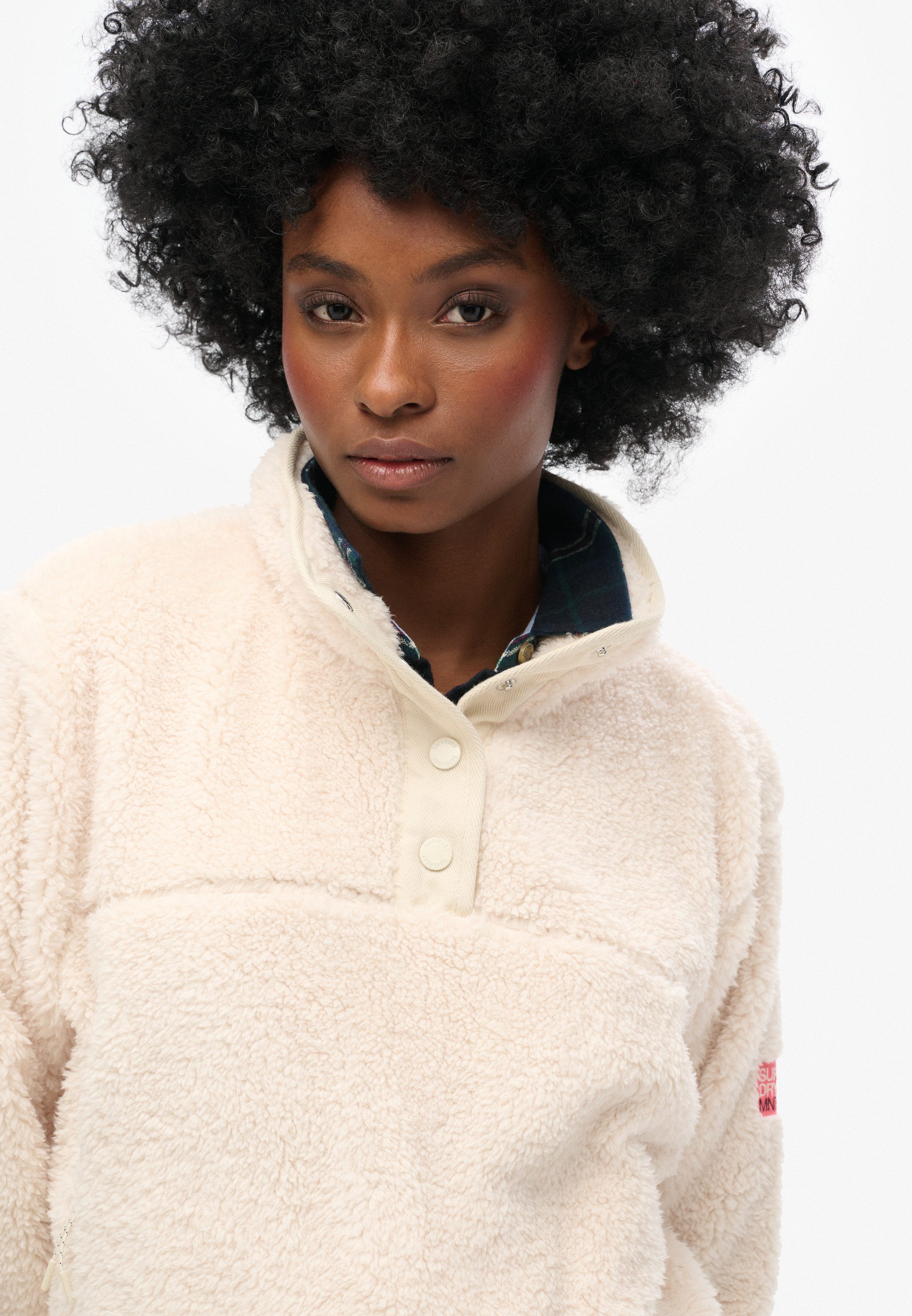 Superdry Fleecepullover SUPER SOFT HENLEY mit Markenlabel, aus Polyester und Fleece, pflegeleicht