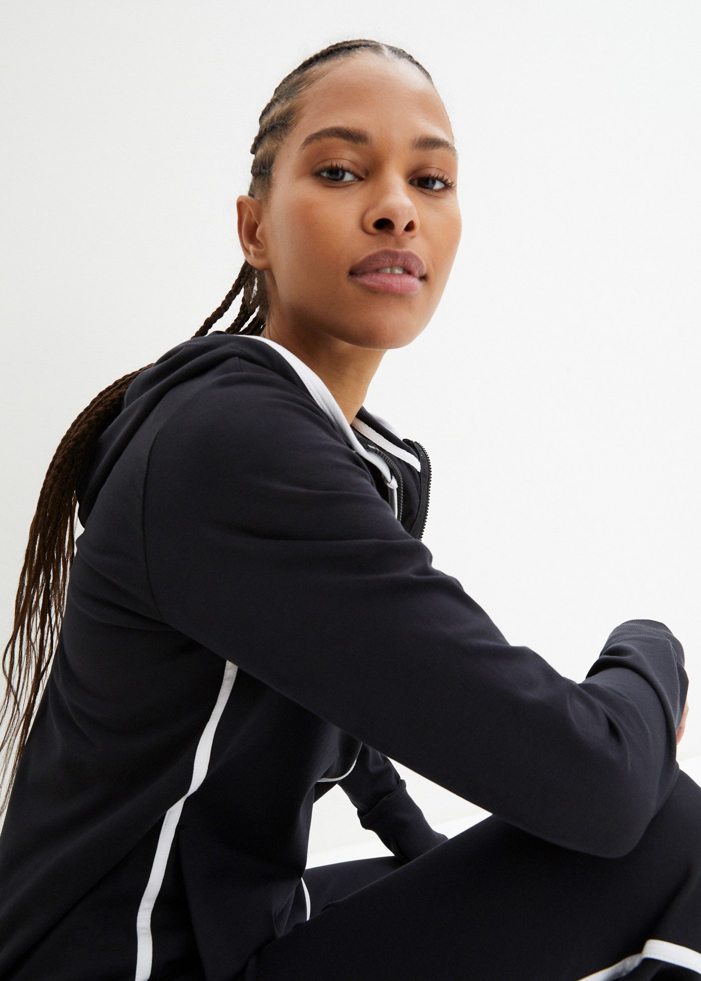 bonprix Jogginganzug (Set, 2-tlg), bestehend aus Sweatjacke und Jogginghose, kontrastfarbige Details