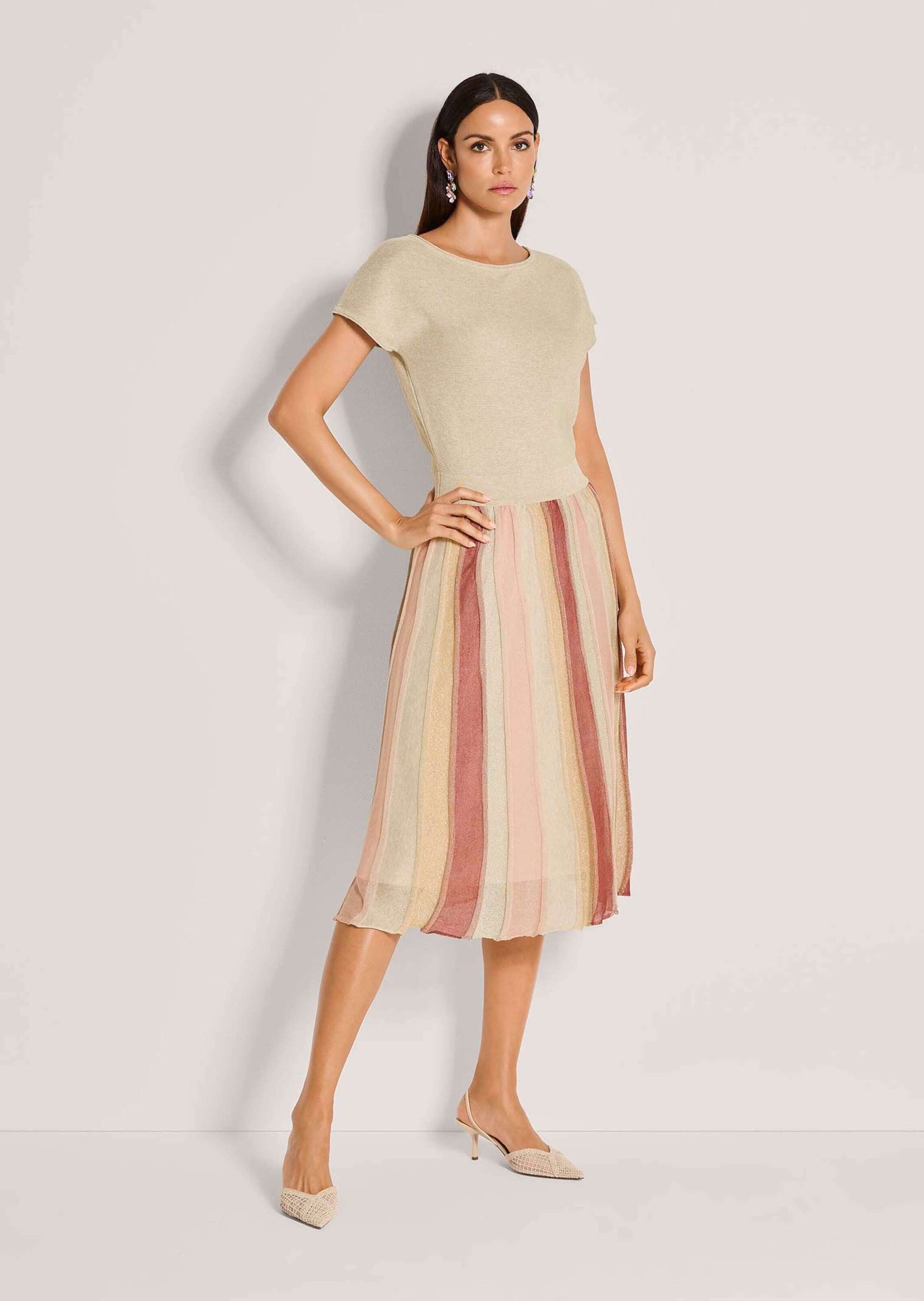 MADELEINE Strickkleid Midi-Kleid mit kurzem Arm, schwingender Rock Sommerkleid mit Glanzgarn im Rock, überschnittene Schulter