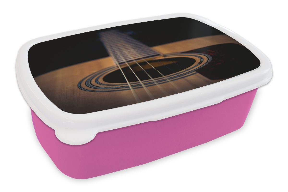 Lunchbox Snackbox, auf Gitarre Nahaufnahme schwarzem Brotbox Mädchen, Brotdose Kinder, MuchoWow Kunststoff, einer Kunststoff für Erwachsene, (2-tlg), akustischen rosa Hintergrund,