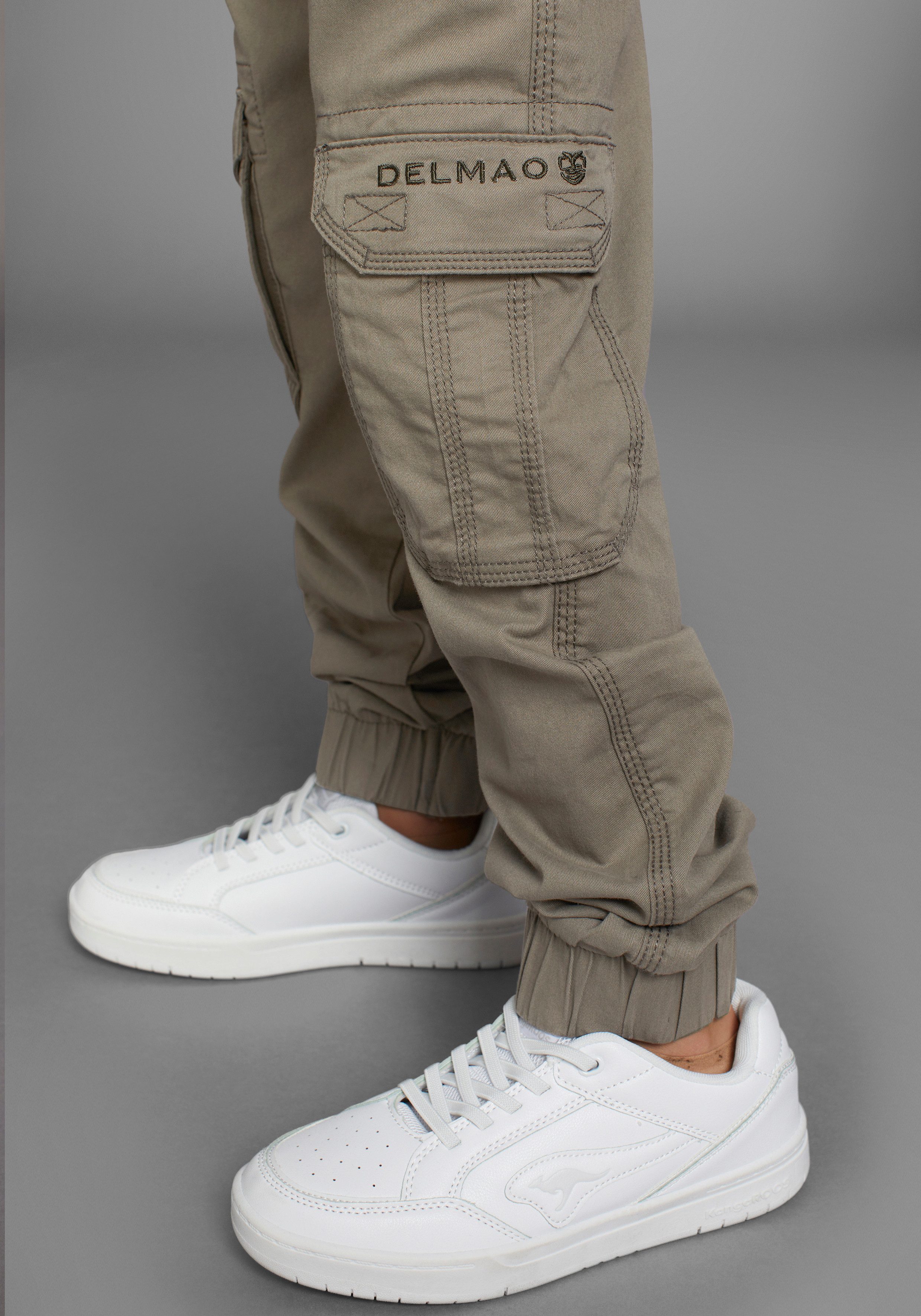 DELMAO Cargohose in bequemer Schlupfform, mit Logo-Stickerei