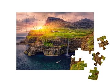 puzzleYOU Puzzle Wasserfall in Gasadalur bei Sonnenuntergang, 48 Puzzleteile, puzzleYOU-Kollektionen Dänemark, Skandinavien