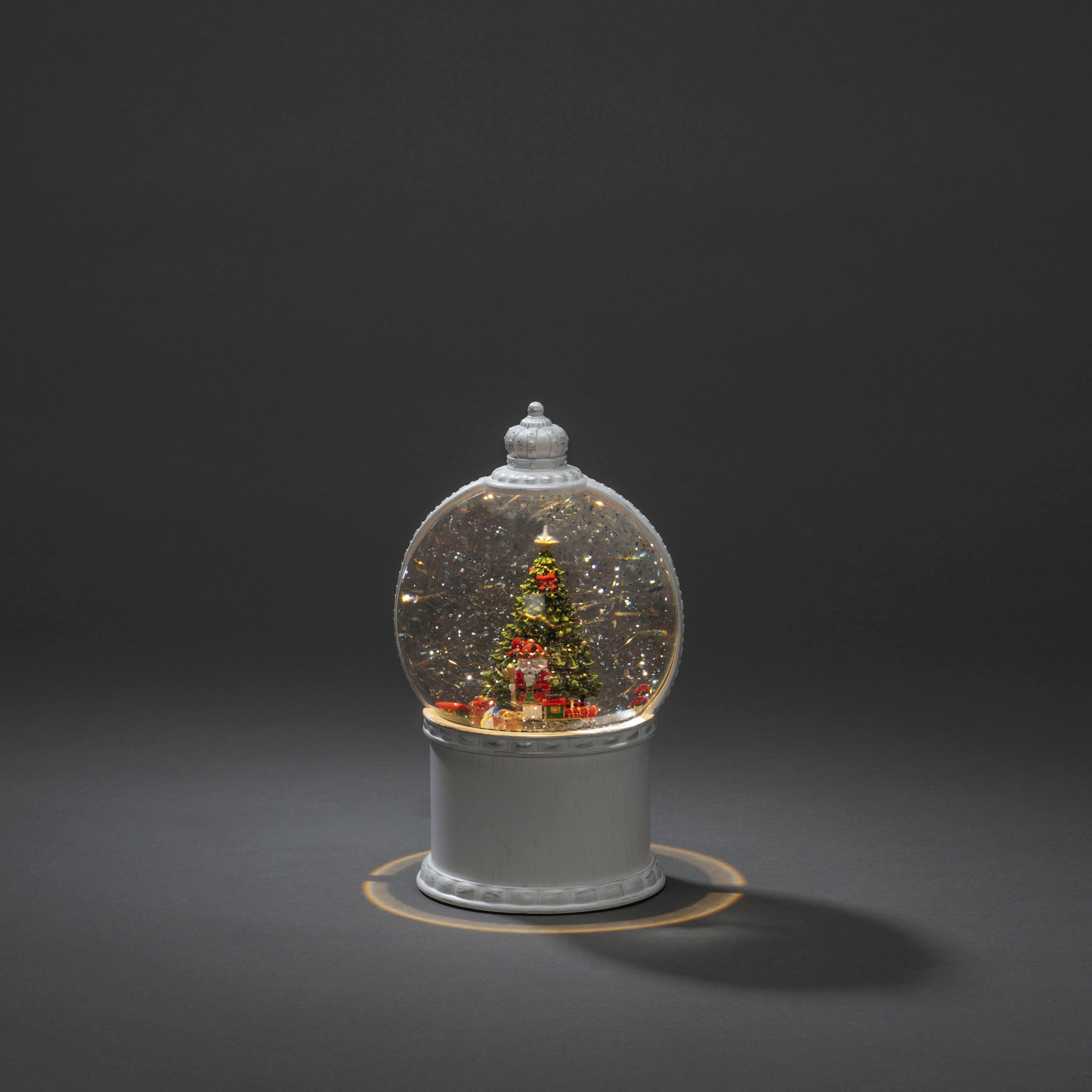 KONSTSMIDE LED Dekoobjekt LED Kugellaterne, "Weihnachtsszenerie", weiß, 1 warm weiße Diode, Timerfunktion, LED fest integriert, Warmweiß, wählbare Energieversorgung zwischen USB oder Batteriebetrieb, 5h Timer