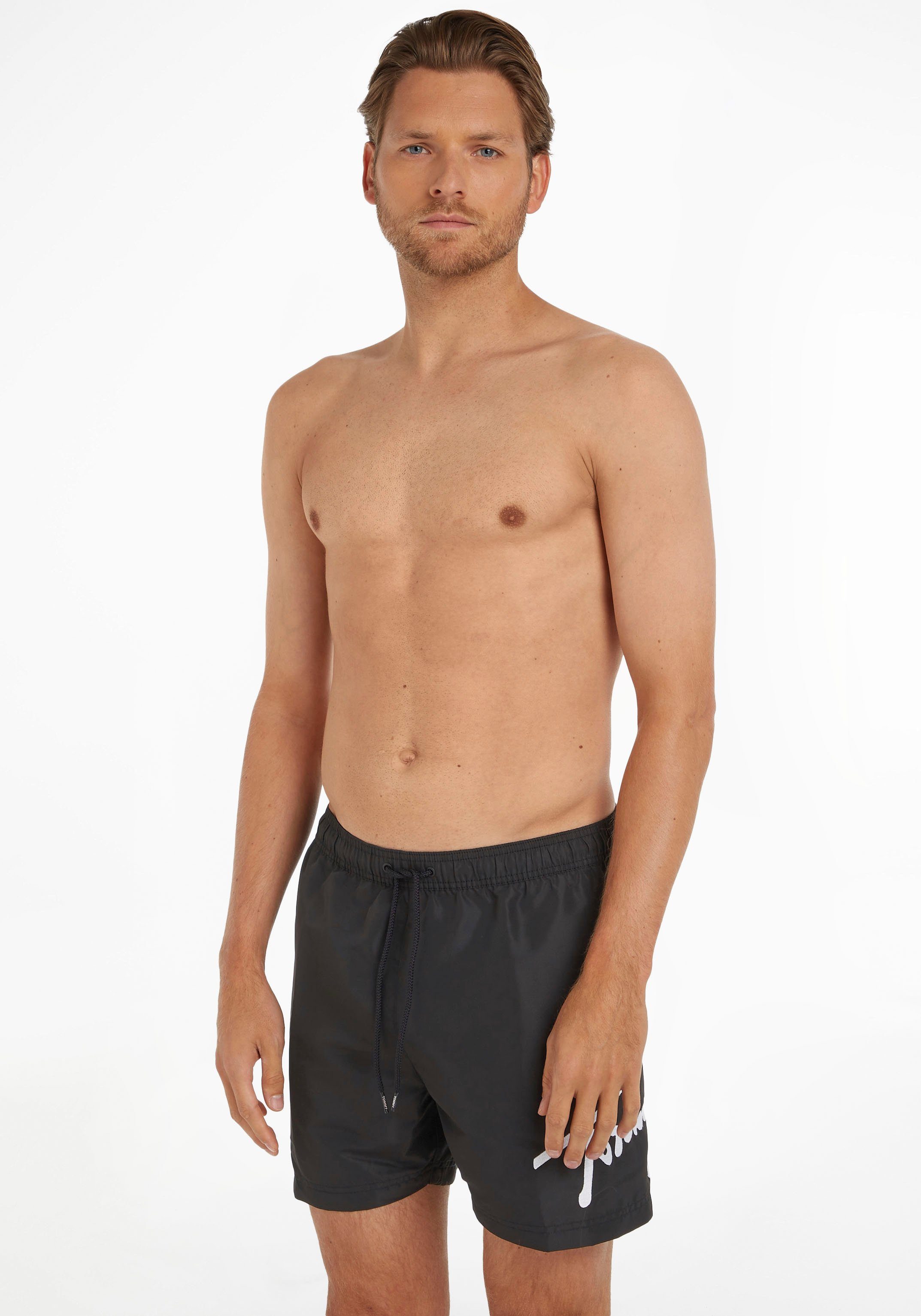 Tommy Hilfiger Swimwear Badeshorts SF MEDIUM DRAWSTRING mit Tommy Hilfiger  Markenlabel, Körpernah mit normaler Leibhöhe