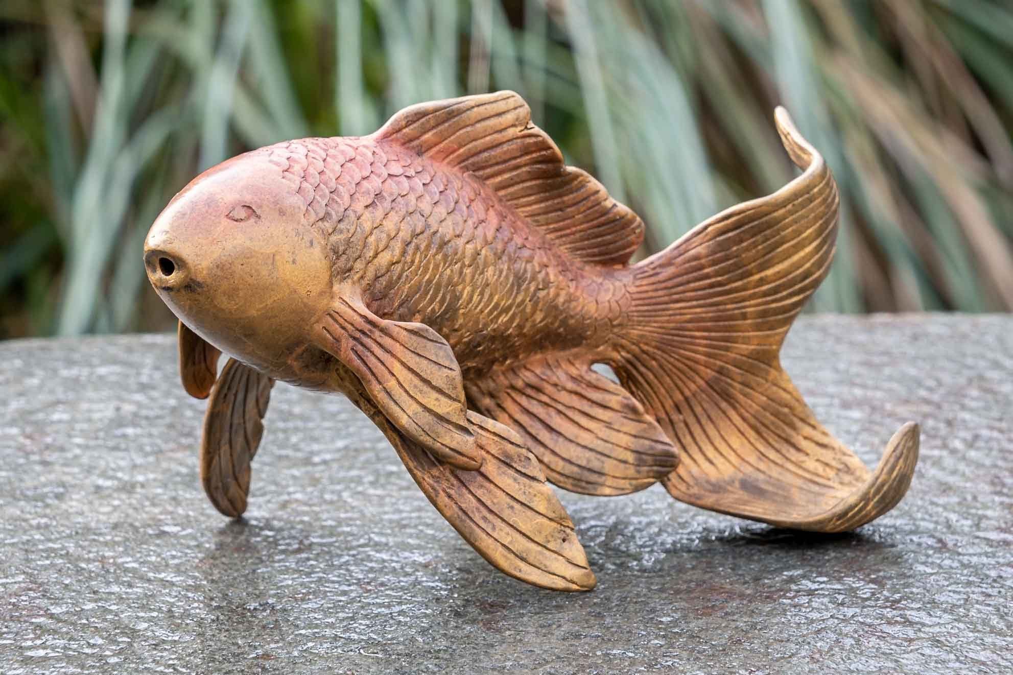 IDYL Gartenfigur IDYL Bronze-Skulptur Farbige Fisch Fontäne, Bronze – sehr robust – Langlebig – witterungsbeständig gegen Frost, Regen und UV-Strahlung. Die Modelle werden in Wachsausschmelzverfahren in Bronze gegossen und von Hand patiniert.