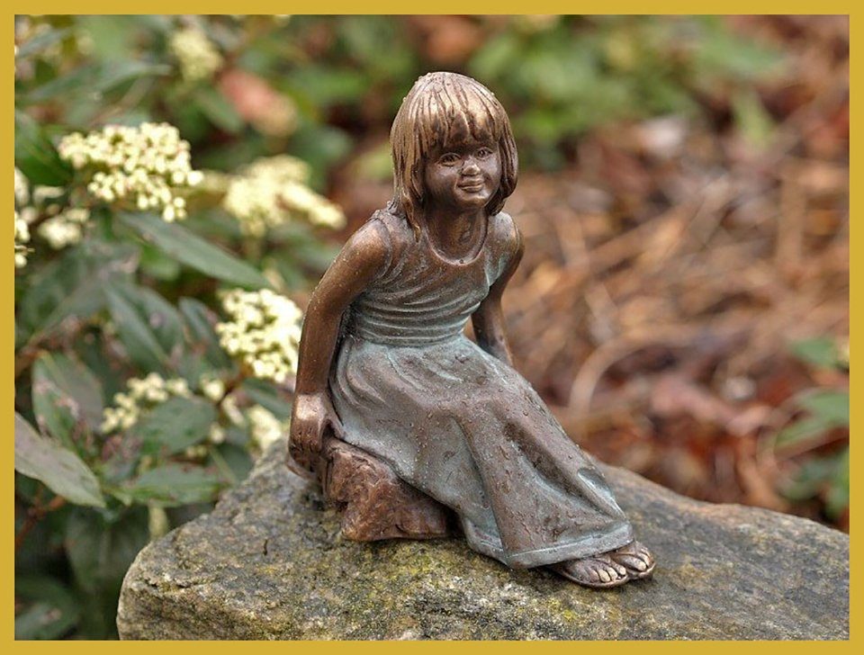 IDYL IDYL Gartenfigur Sitzendes Bronze-Skulptur Bronze Mädchen,