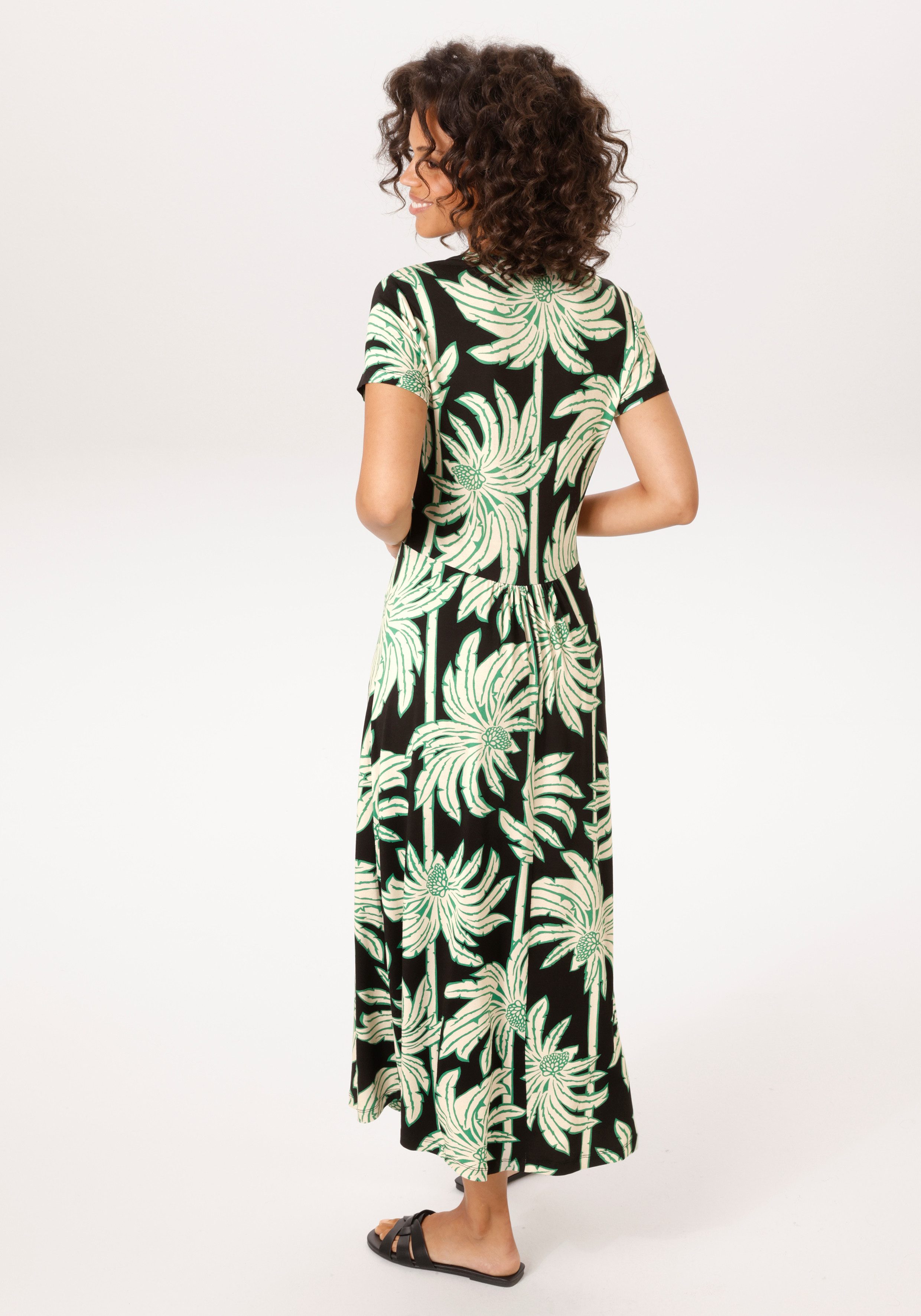 Aniston CASUAL Sommerkleid mit großflächigen, grafischen Palmen bedruckt