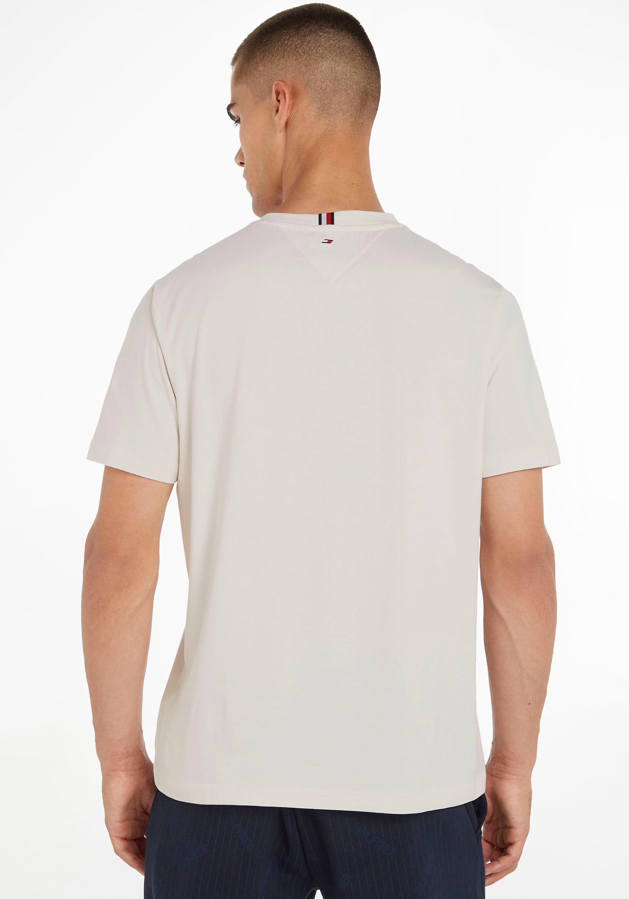 TEE S/S White mit über Hilfiger GRAPHIC Hilfiger Sport Tommy Weathered der Tommy T-Shirt Brusttasche Logoschriftzug