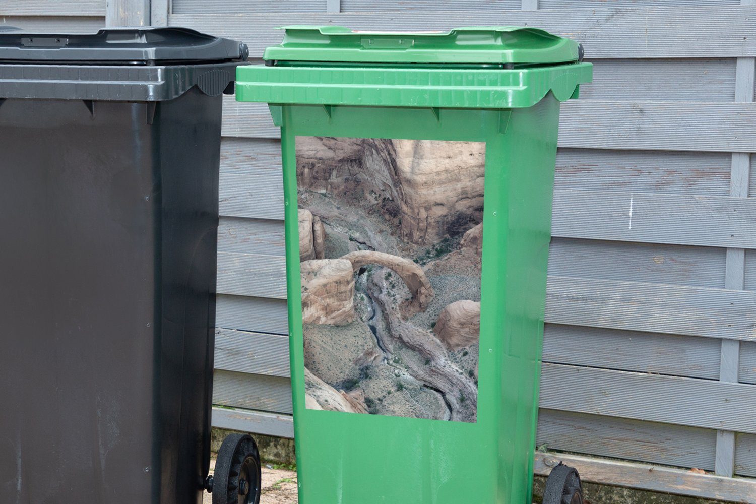 MuchoWow Wandsticker Container, Vogelperspektive natürliche Mülleimer-aufkleber, eine auf Sticker, Blick der in St), Abfalbehälter Brücke Mülltonne, der aus (1