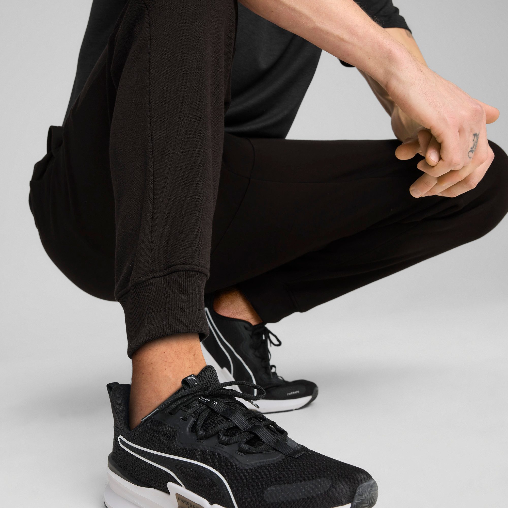 PUMA Trainingshose M TAD ESSENTIALS FRENCH TERRY JOGGER für Training, mit elastischem Bund, mit offenen Eingrifftaschen