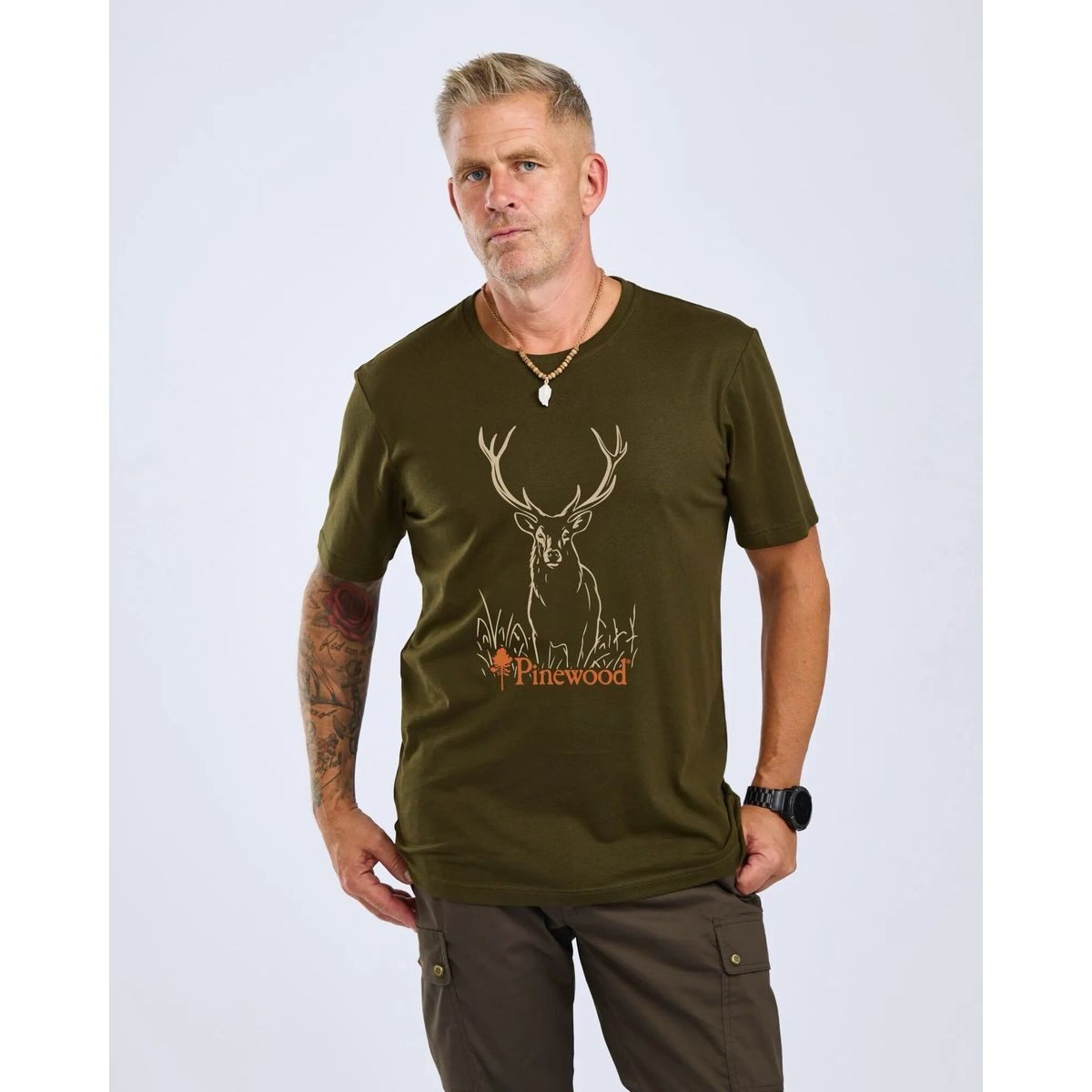 Pinewood Kurzarmshirt Red Deer T-shirt Nachhaltiges Herren-T-Shirt mit Hirschmotiv, ideal für