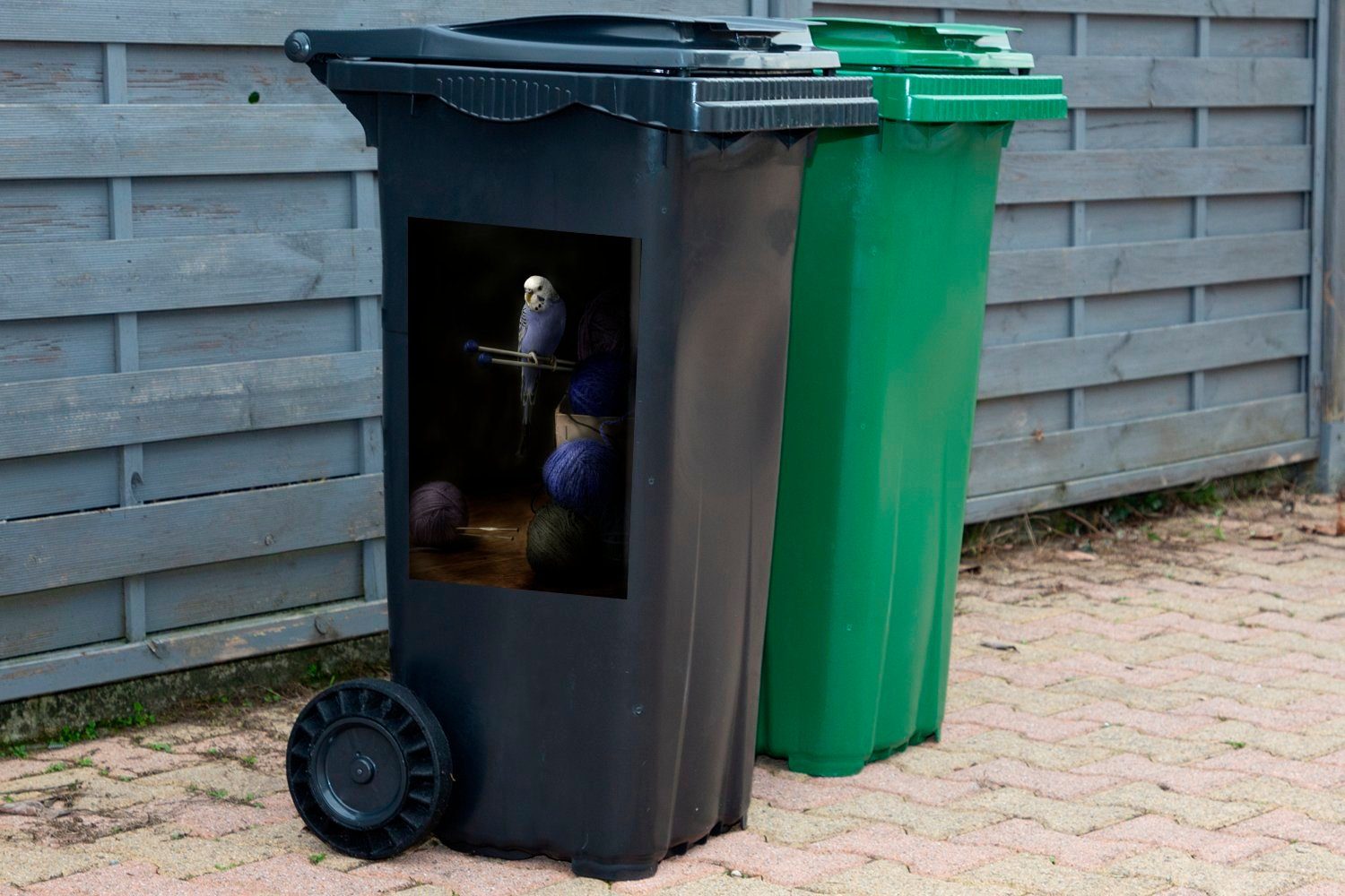 Container, Mülltonne, schwarzem auf Hintergrund St), MuchoWow Wollknäuel mit Sticker, Mülleimer-aufkleber, Sittich (1 Abfalbehälter Wandsticker