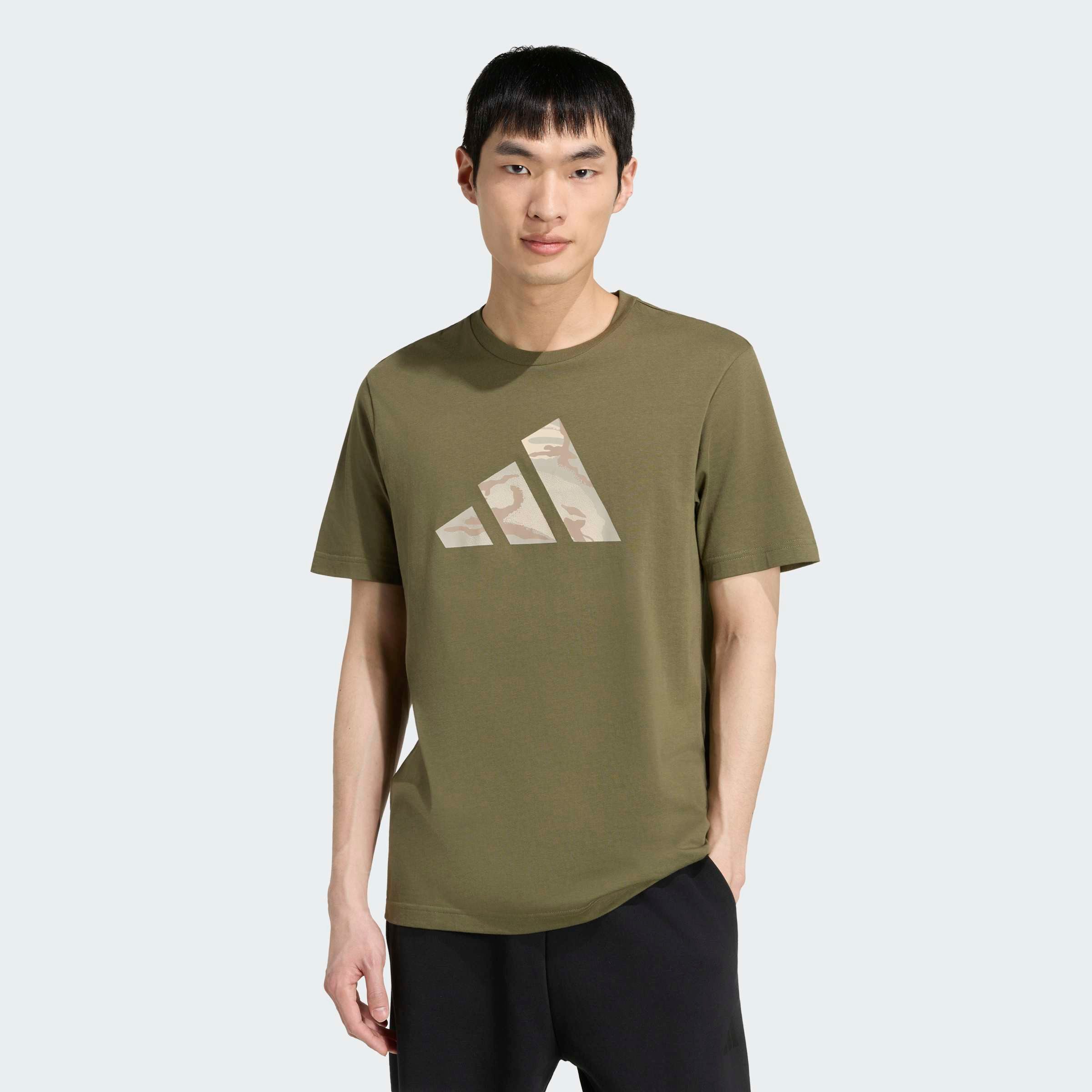 adidas Sportswear T-Shirt CAMO 3-BALKEN GRAFIK mit Rundhalsausschnitt, ohne Verschluss, aus Baumwolle, normale Länge