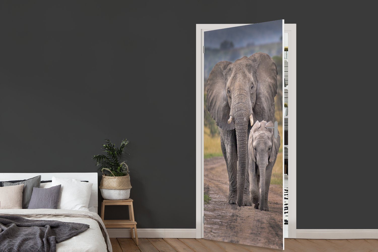 Elefantenmutter 75x205 auf MuchoWow Tür, und Matt, (1 Ngorongoro-Krater, Fototapete Türtapete cm Kalb für Straße Türaufkleber, im St), einer bedruckt,