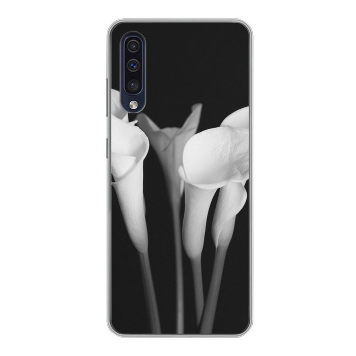 MuchoWow Handyhülle Eine Nahaufnahme von Calla-Lilien-Blüten auf schwarzem Hintergrund Handyhülle Samsung Galaxy A30s Smartphone-Bumper Print Handy