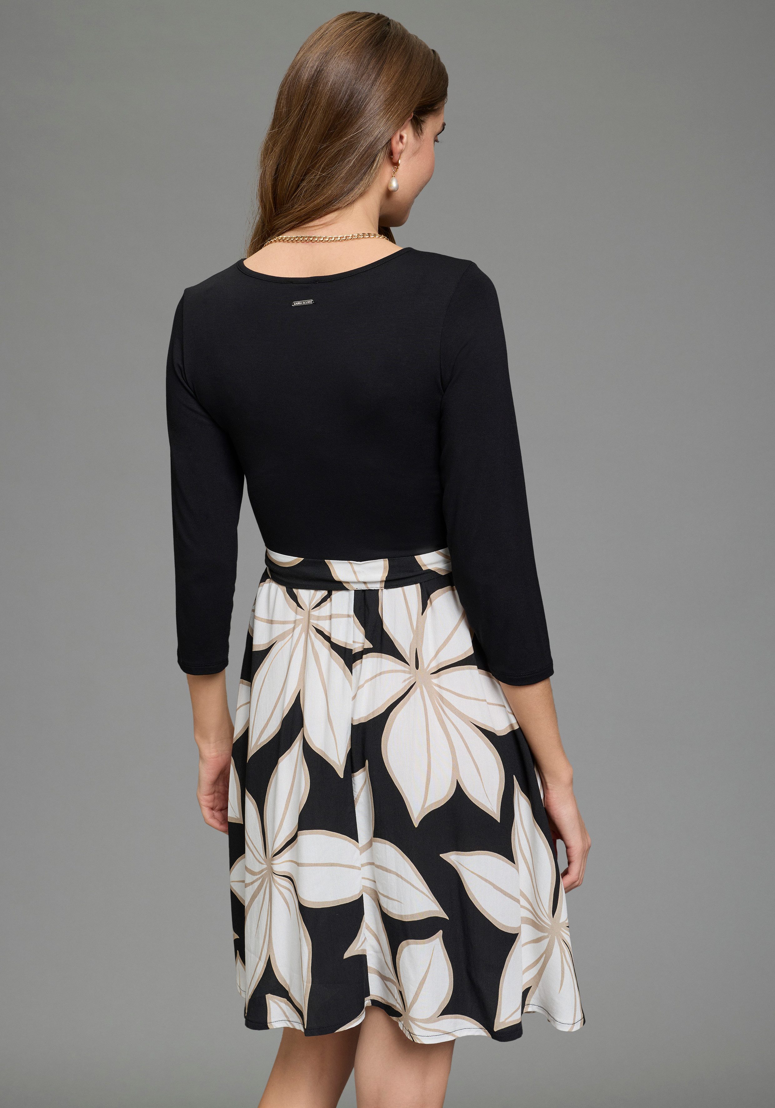 Laura Scott Sommerkleid casual Stil, für entspannte Tage, aus Viskose und Elasthan, geblümt. € 49,99, (€ 49,99 pro 1 Stk).