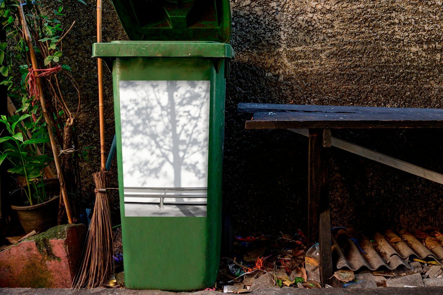 MuchoWow Wandsticker Licht St), Sticker, schaffen Schatten Baum auf einen Container, weißen Wand Mülltonne, einer (1 Mülleimer-aufkleber, und Abfalbehälter