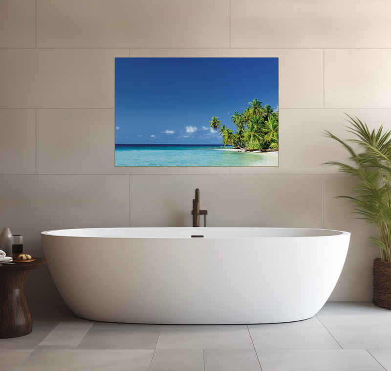 Wallario Wandfolie, Blauer Himmel weißer Strand Palmen und das tiefblaue Meer, wasserresistent, geeignet für Bad und Dusche