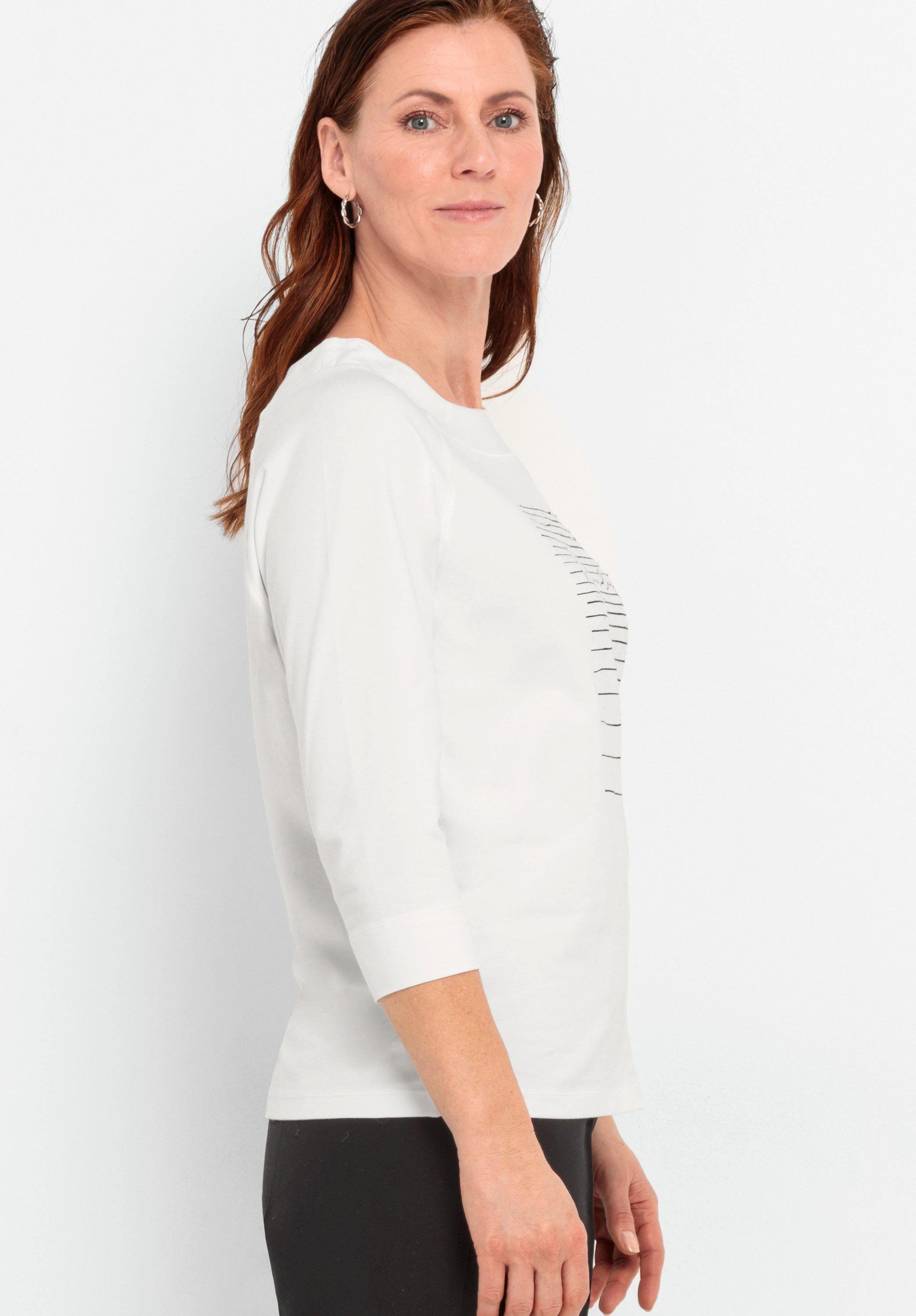 bianca Rundhalsshirt BONA mit dezentem Frontmotiv mit Schmucksteinchen