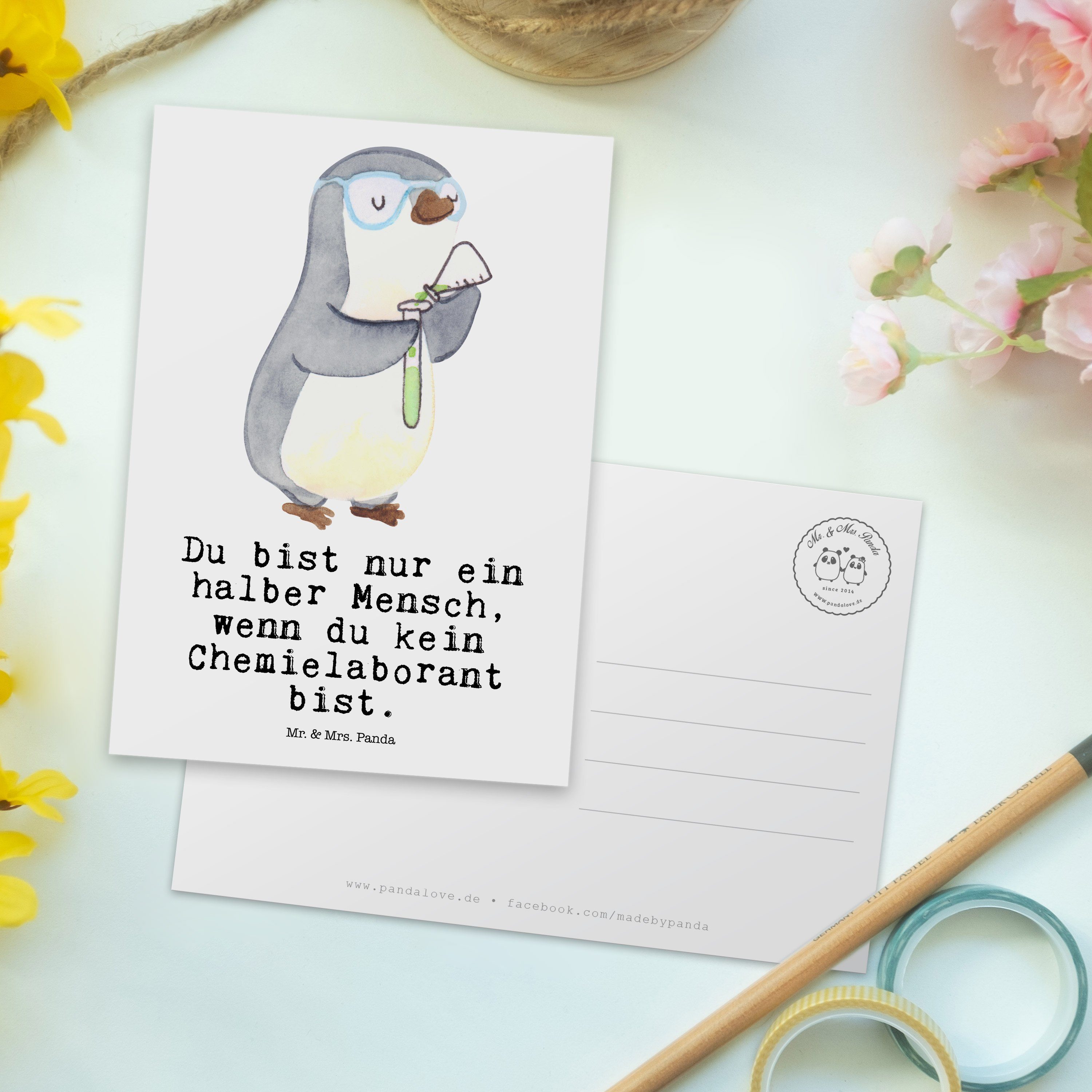 & Chemielaborant Mrs. - Mr. - Panda mit Geschenk, Chemiker, Herz Geschenkkarte, Weiß E Postkarte