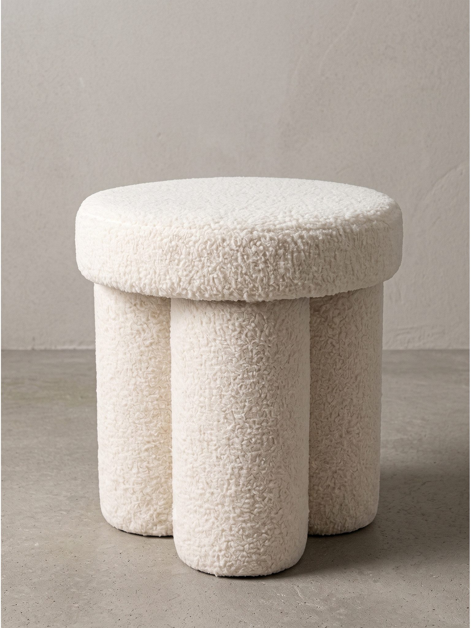 KADIMA DESIGN Sitzhocker Sitzhocker AVEN - Textilbezug, Teddystoff, Creme, Ø 40x45 cm, Trendig (Polsterhocker, Teddyhocker, Plüschhocker, Schminkhocker, Flurhocker), Anti-Rutsch-Noppen, Handgefertigt