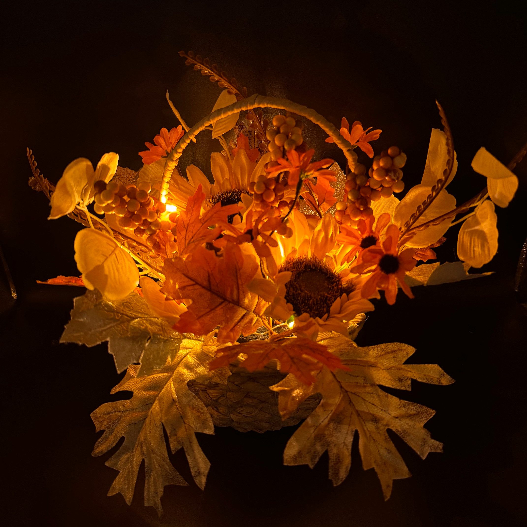 Kunstblumenstrauß - Deko Korb mit künstlichen Blumen & LED Lichterkette, Herbstdeko - Herbstlaub, Sonnenblumen, Crysanthemen, Online-Fuchs, herbstlicher Blumenk – Bild 4 von 4