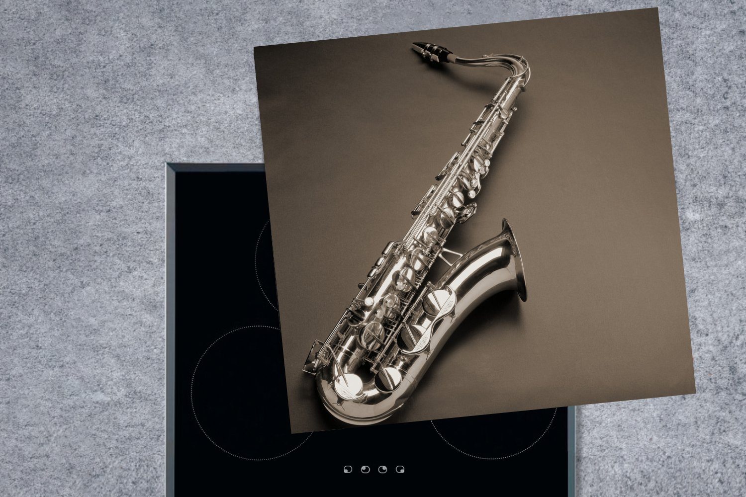 MuchoWow Herdblende-/Abdeckplatte tlg), vor Arbeitsplatte Ceranfeldabdeckung, grauen Hintergrund, 78x78 einem Saxophon für küche (1 Vinyl, cm,