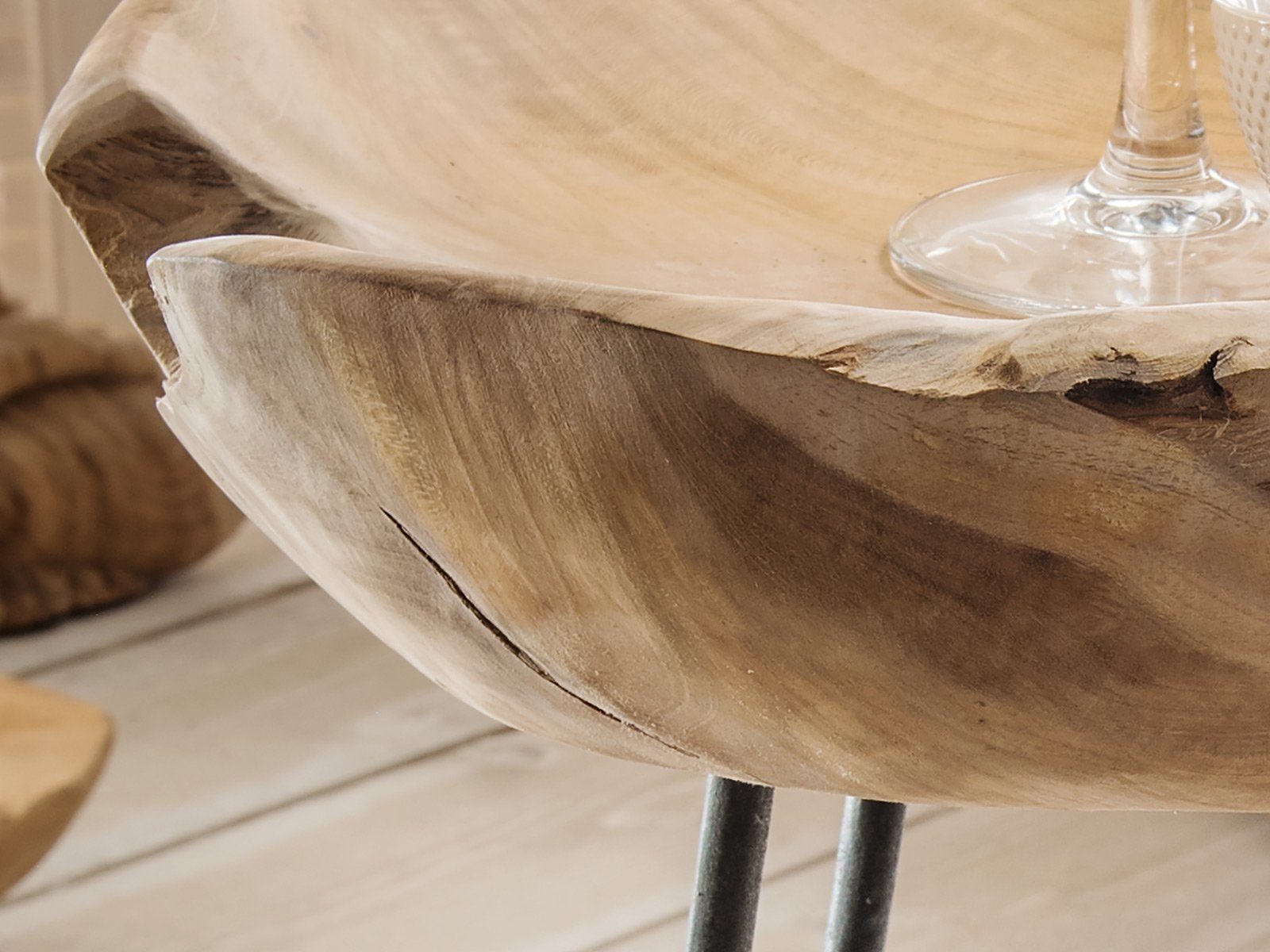 ein "Tinobu cm aus I" Stück 52 Tinobu, Jedes Handarbeit. cm, Gestell Massivholz, möbelando Beistelltisch gefertigt aus 40 Höhe Breite Unikat in Tiefe Beistelltisch 40 cm, Tischplatte/Schale Metall.