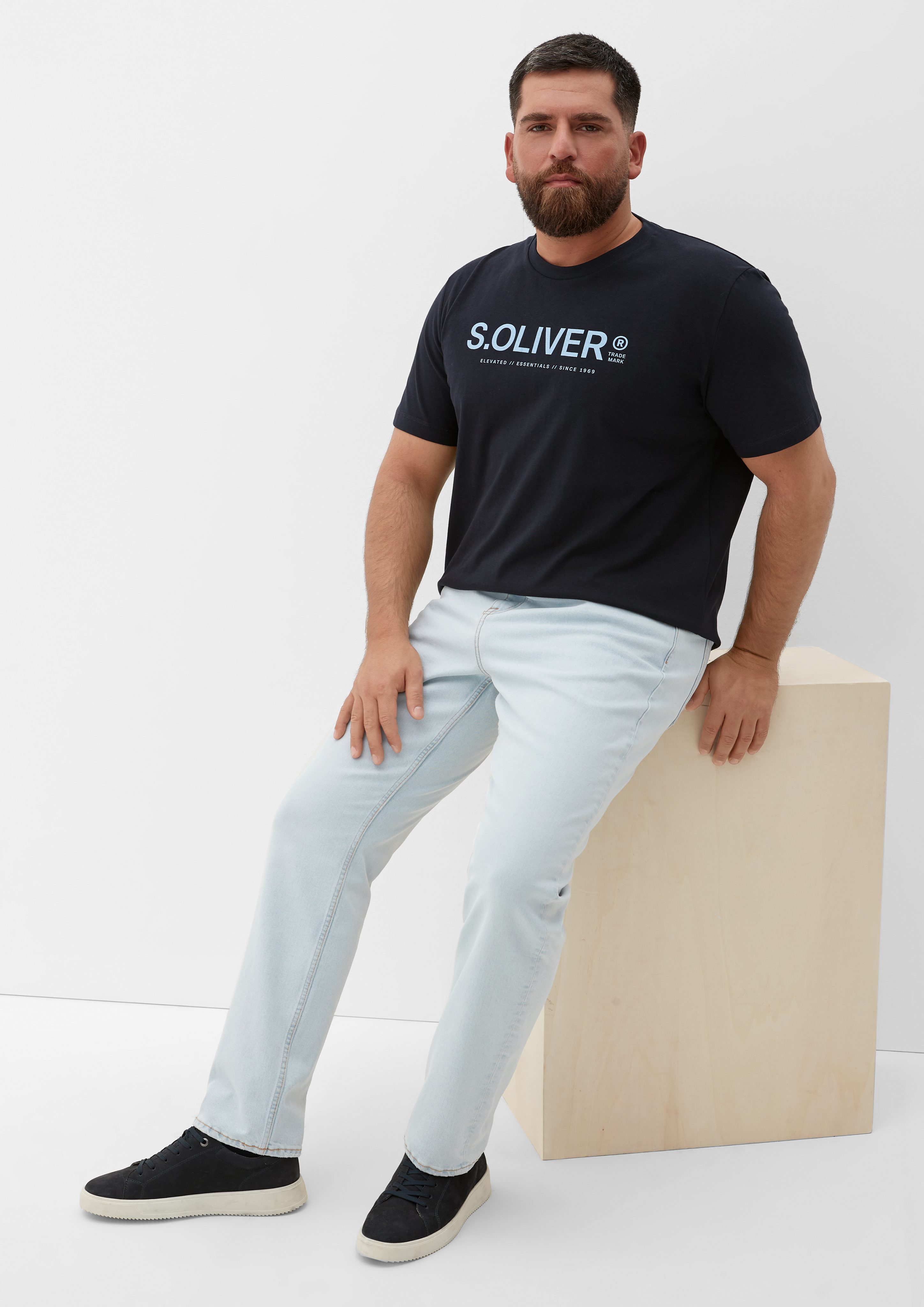 s.Oliver Stoffhose Jeans Casby / Relaxed Fit / Mid Rise / Straight Leg Leder-Patch, Kontrastnähte, Waschung hellblau