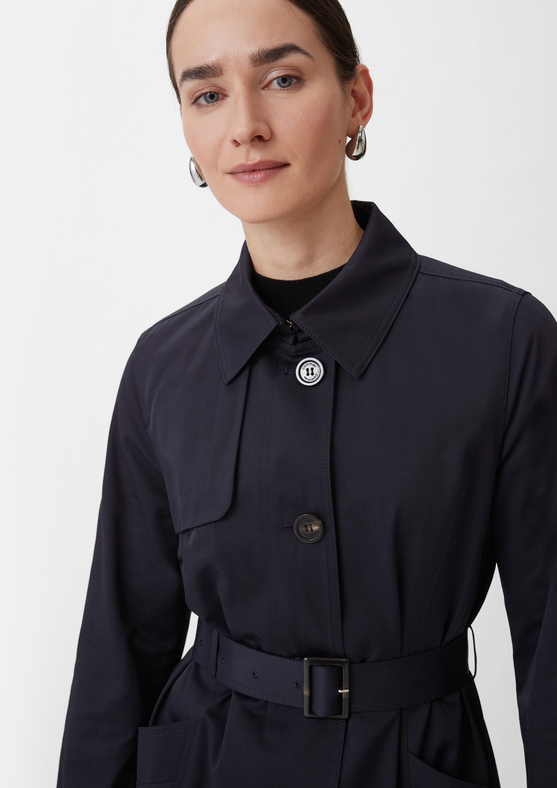 comma Trenchcoat Outdoor-Mantel Taillierter Trenchcoat mit Bindegürtel – Bild 4 von 5