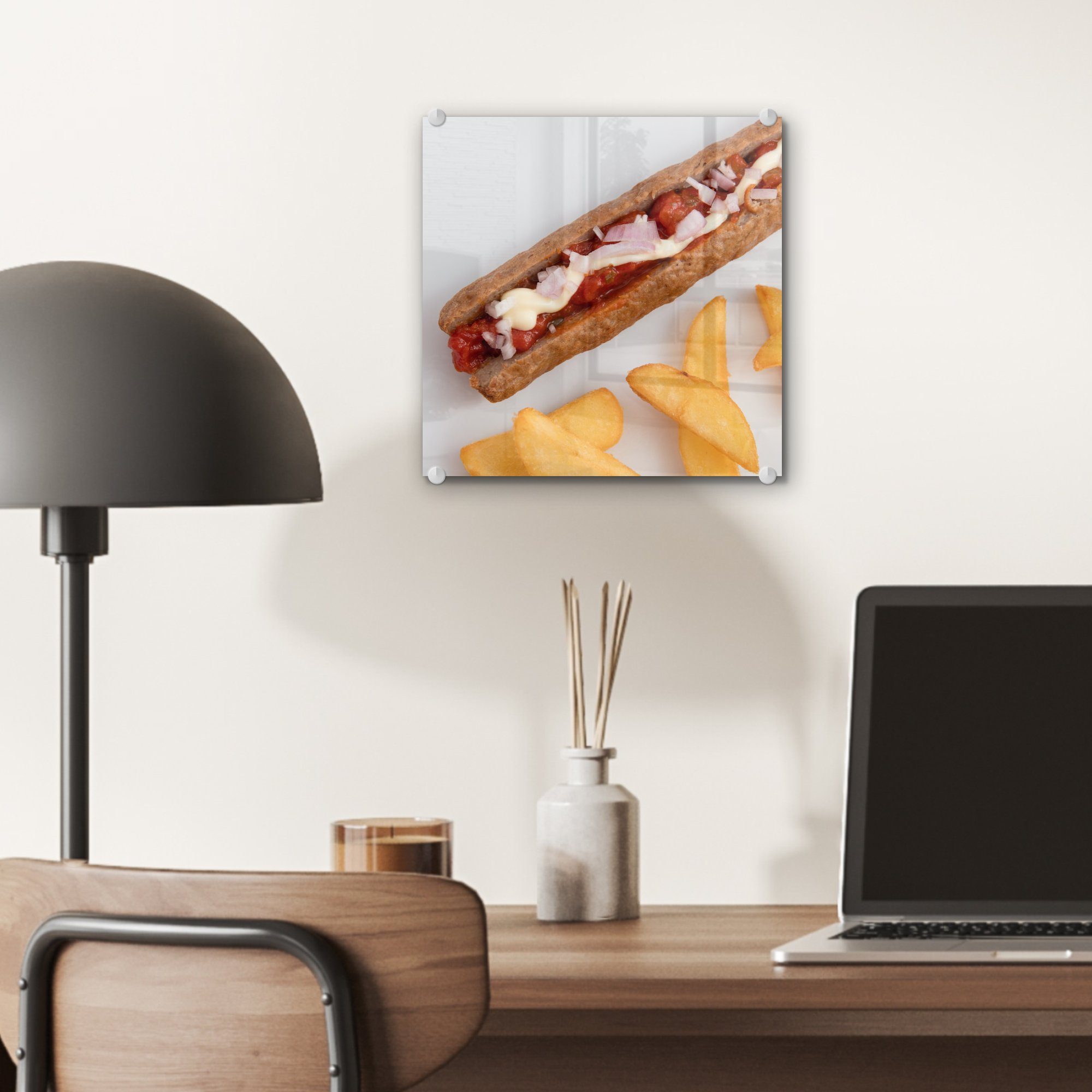 auf Gesegnete - auf - - Wanddekoration Wandbild St), Pommes Bilder Frikandelspezialität weißen, mit frites auf Foto (1 Glasbilder Glas einem MuchoWow Acrylglasbild Glas