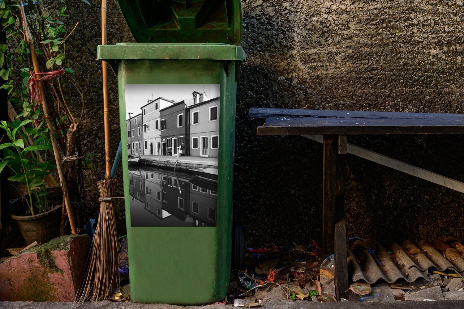 MuchoWow Wandsticker - Mülleimer-aufkleber, St), (1 Weiß Container, - Sticker, Mülltonne, Häuser Italien Abfalbehälter Schwarz 