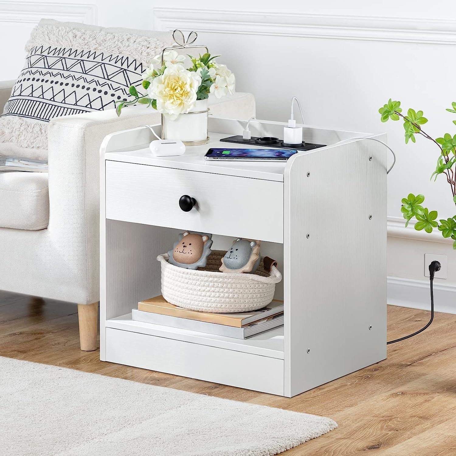 SUPERJARE Nachttisch Mit Ladestation & Rattanschublade – Weiß, Mit 2 USB & 2 Steckdosen, Massivholzfüße