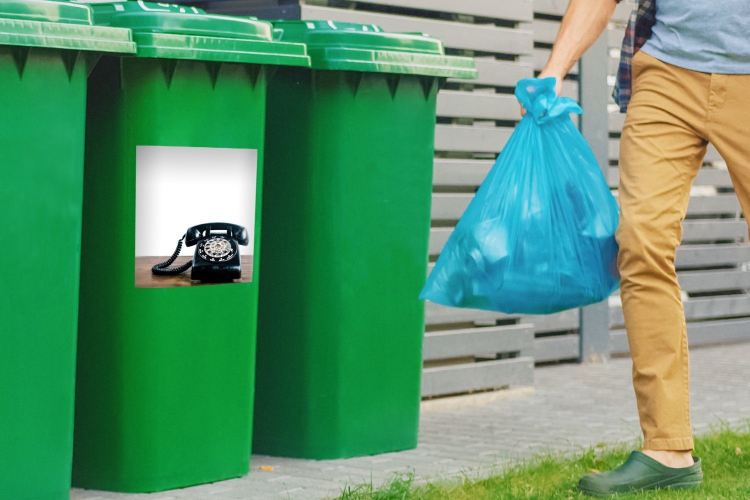 schwarzen MuchoWow Holztisch Illustration Sticker, Abfalbehälter Mülltonne, Container, (1 Mülleimer-aufkleber, Wandsticker einem eines Retro-Telefons St), auf