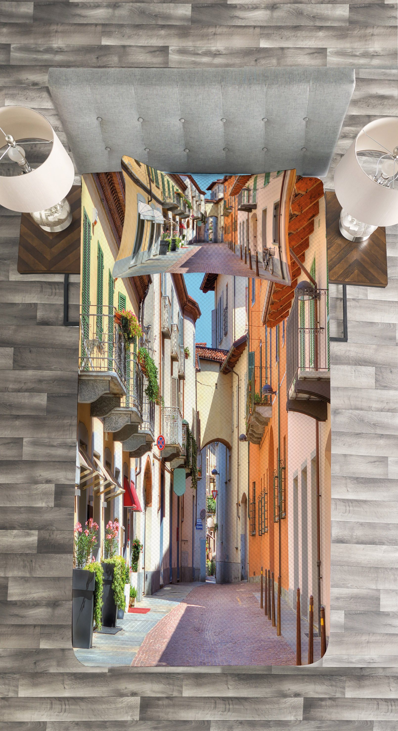 Tagesdecke Set mit Kissenbezügen Waschbar, Straße Abakuhaus, Italien Alba Stadt Stadt